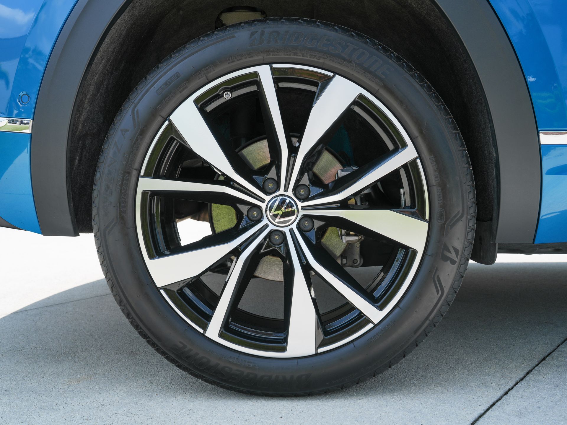 2025 Volkswagen Atlas Cross Sport SEL Premium R-LINE - Photo 31