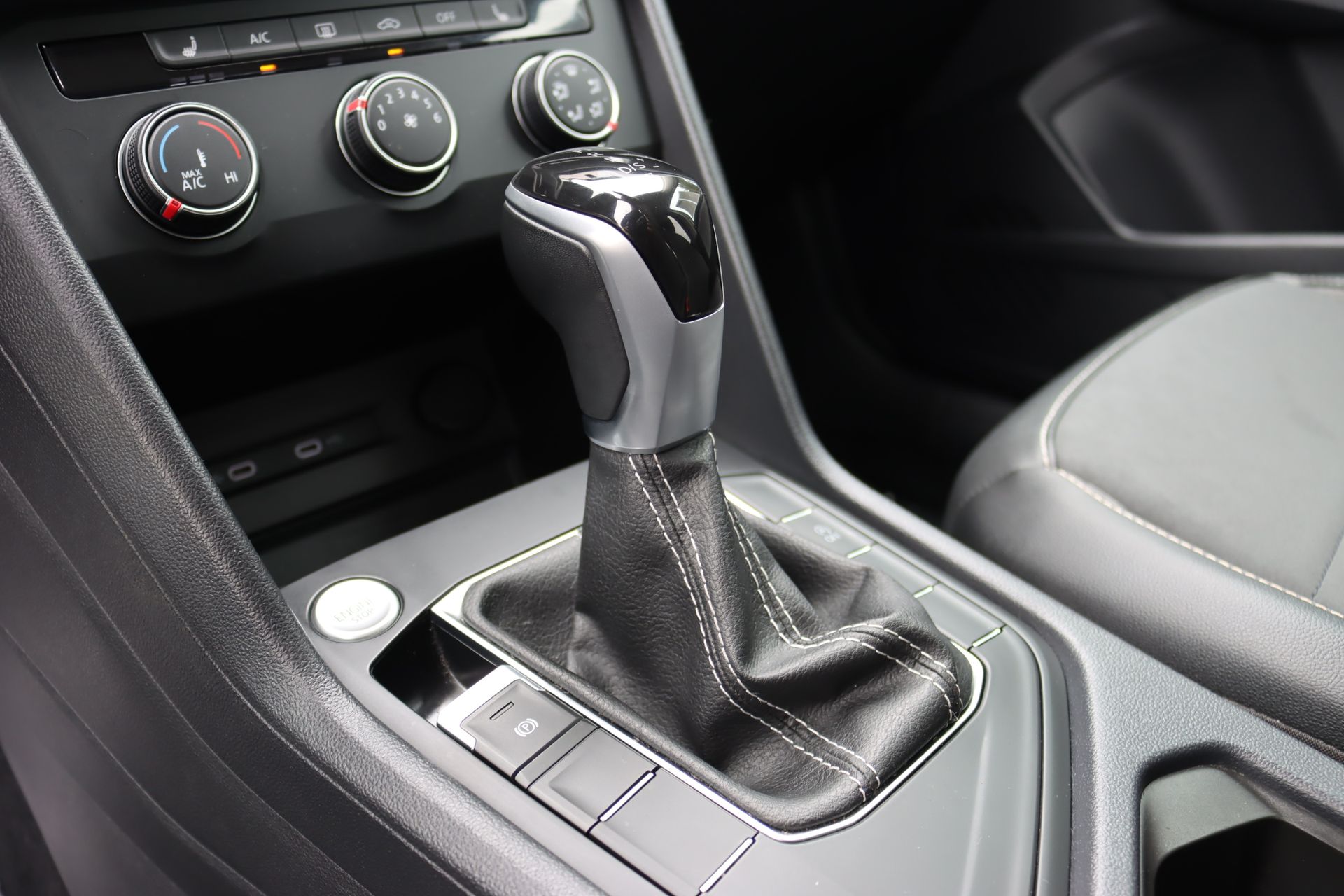 2022 Volkswagen Taos 1.5T SE photo