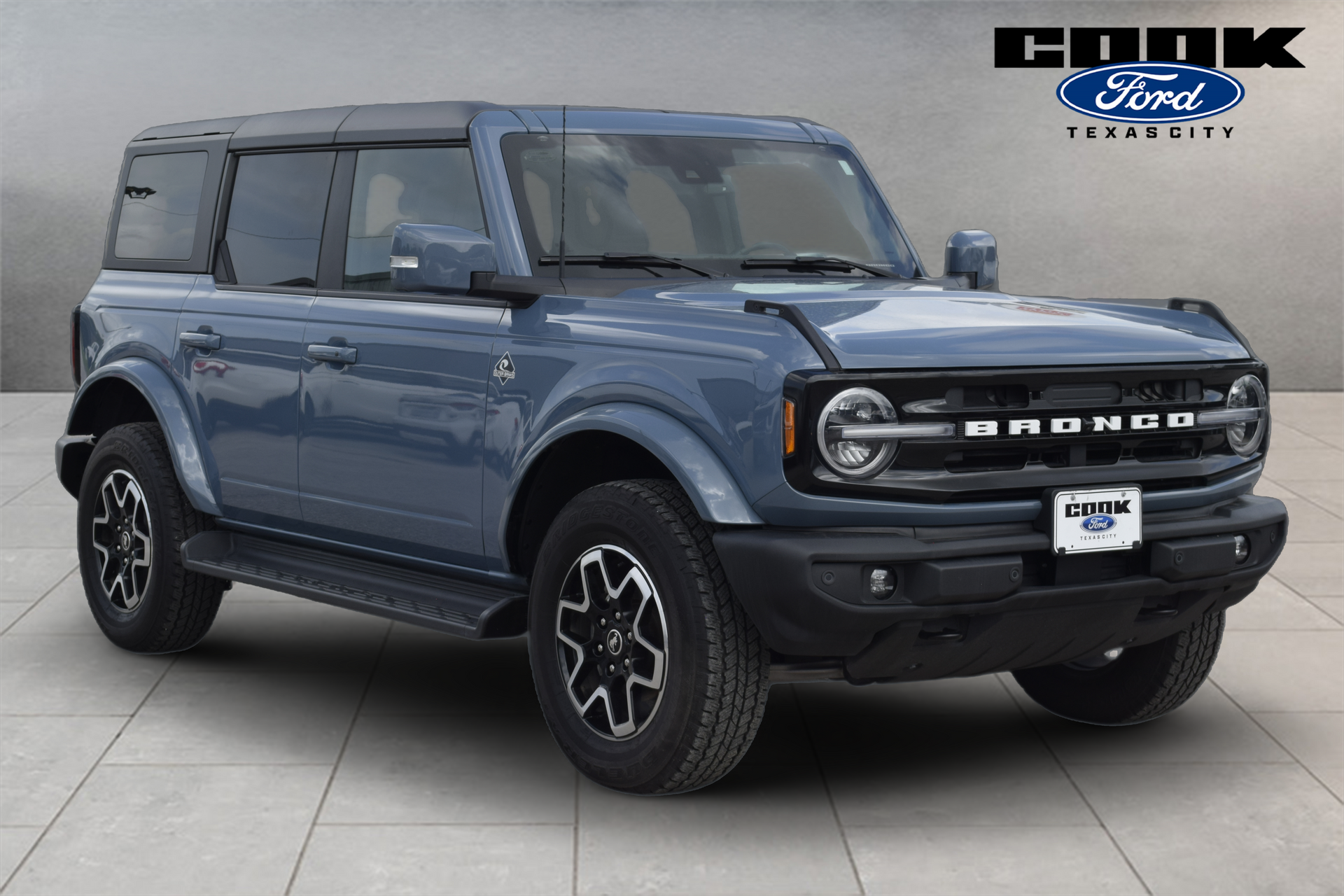 2025 Ford Bronco Outer Banks Gray at Community Kia