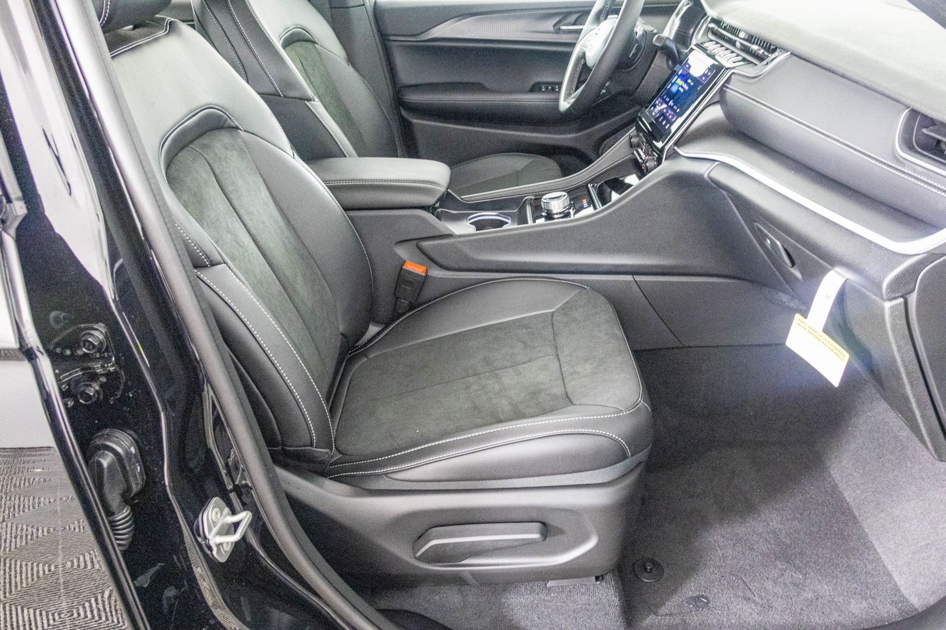 2025 JEEP GRAND CHEROKEE L - Image 37