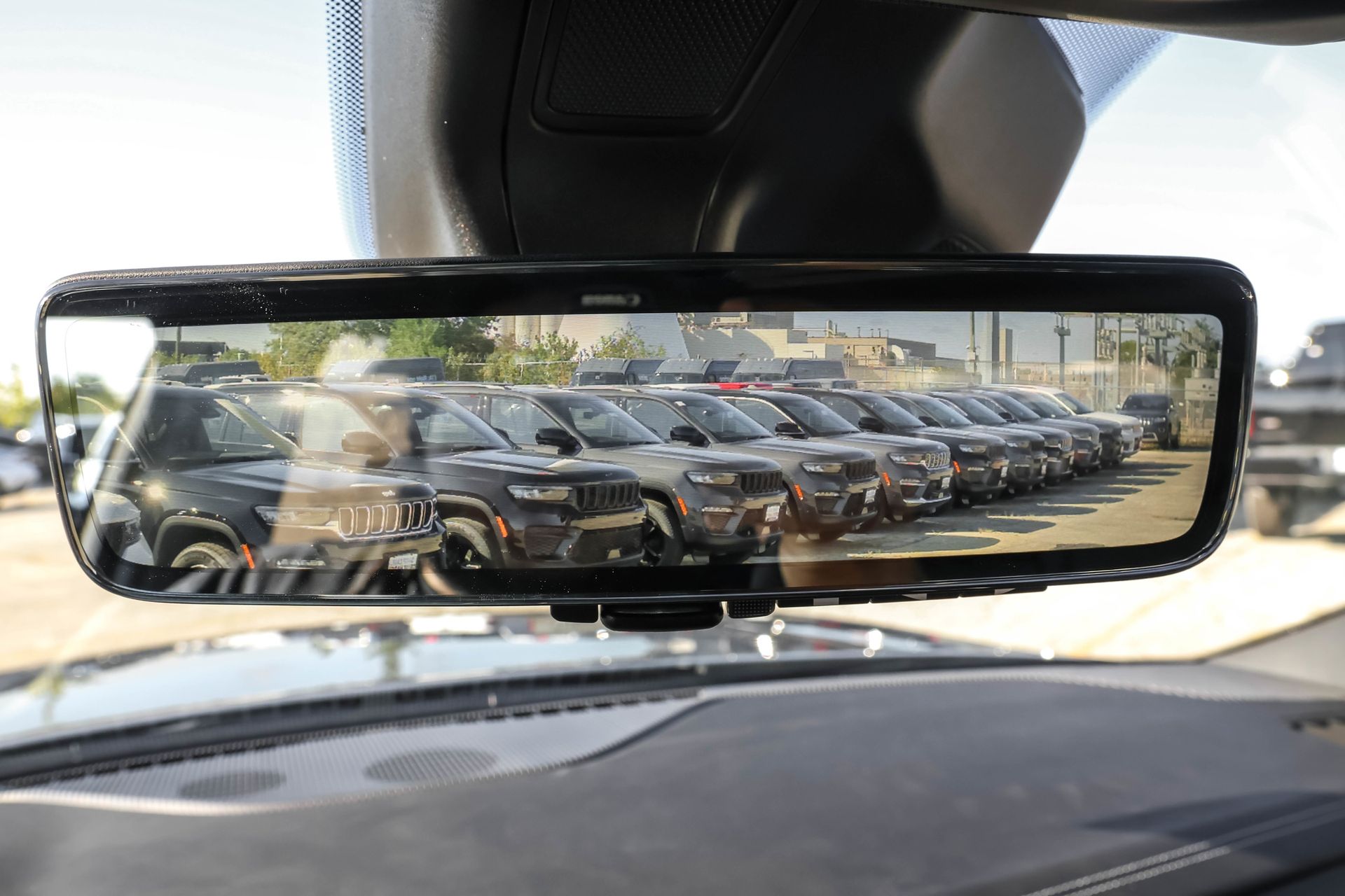 2025 JEEP GRAND CHEROKEE - Image 19