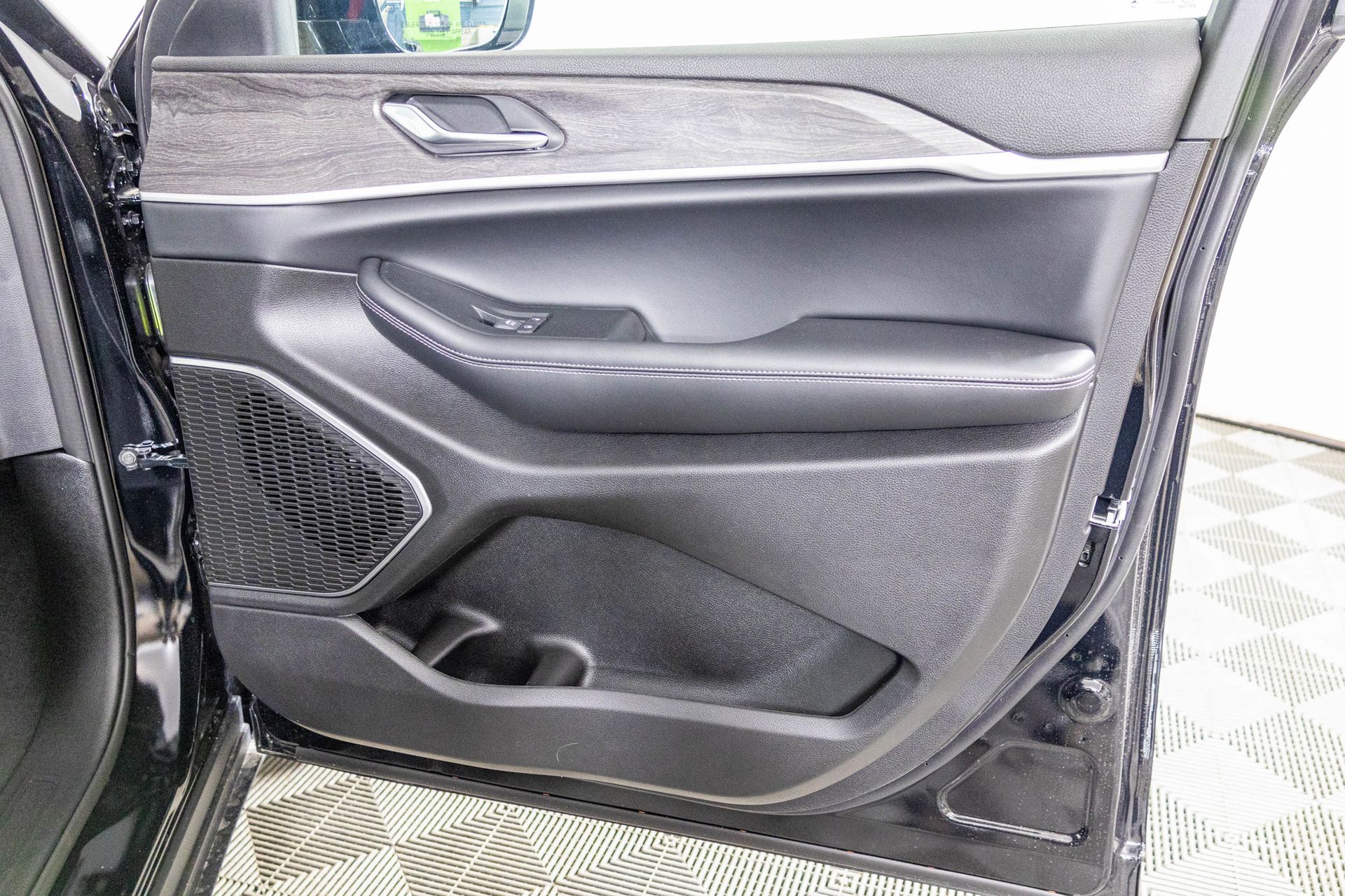 2025 JEEP GRAND CHEROKEE - Image 40