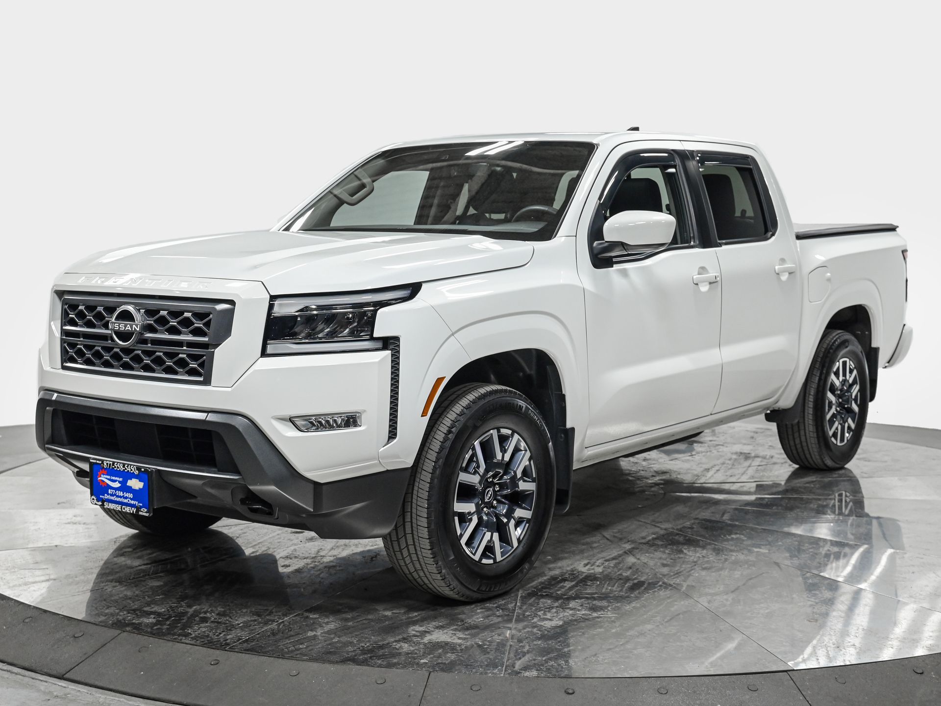 Glacier White 2024 Nissan Frontier SL 4dr Crew Cab 4WD Pickup Truck Four-Wheel Drive 9-Speed Automatic Overdrive