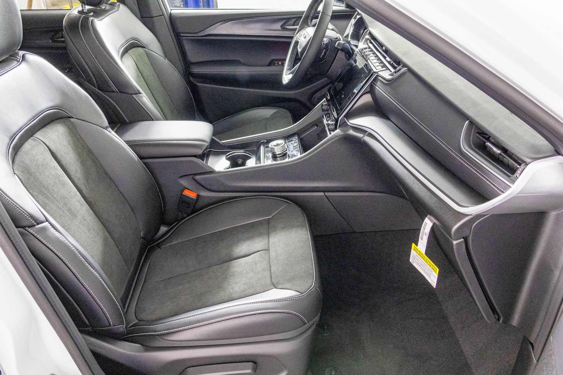 2025 JEEP GRAND CHEROKEE - Image 38