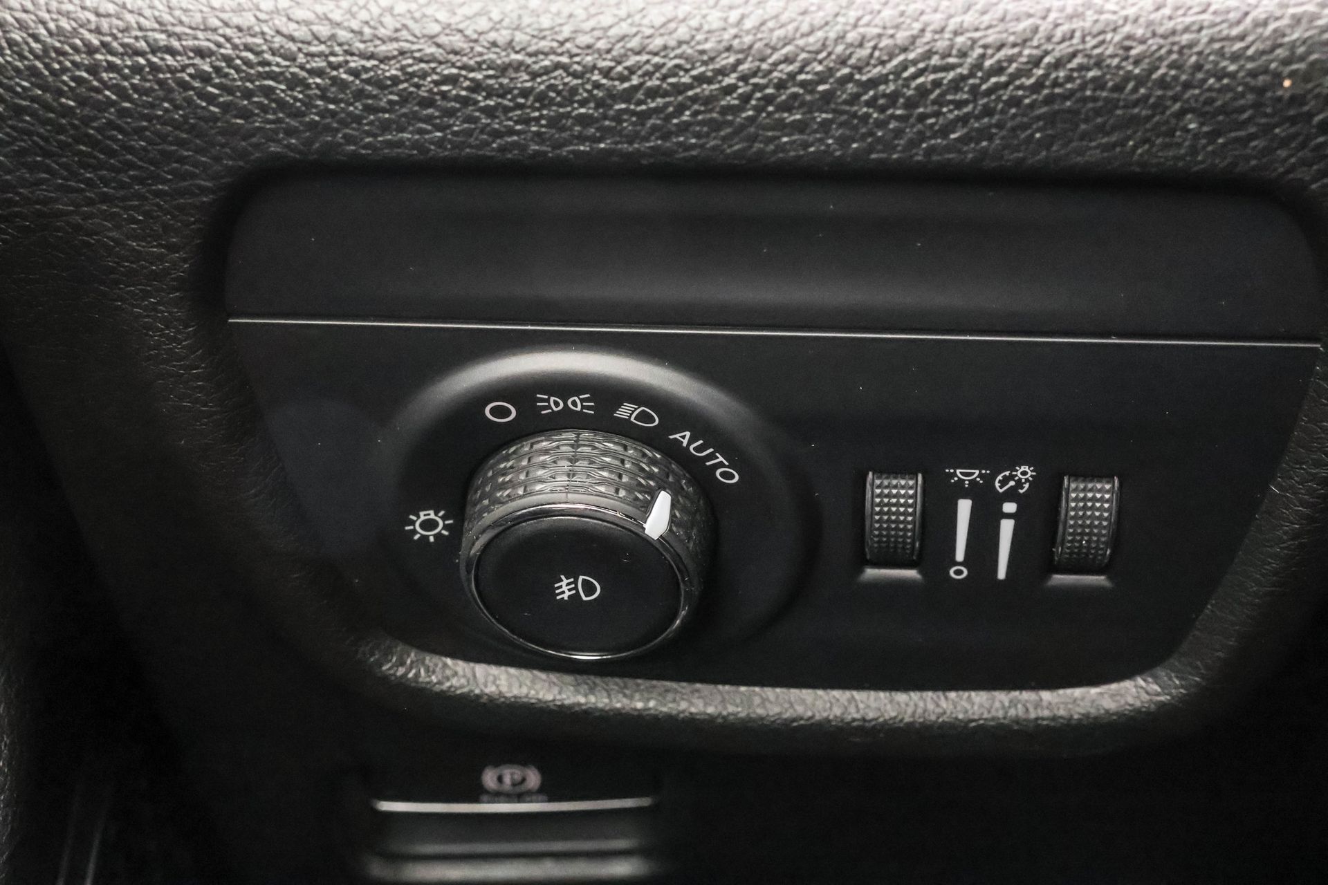 2025 JEEP GRAND CHEROKEE L - Image 28