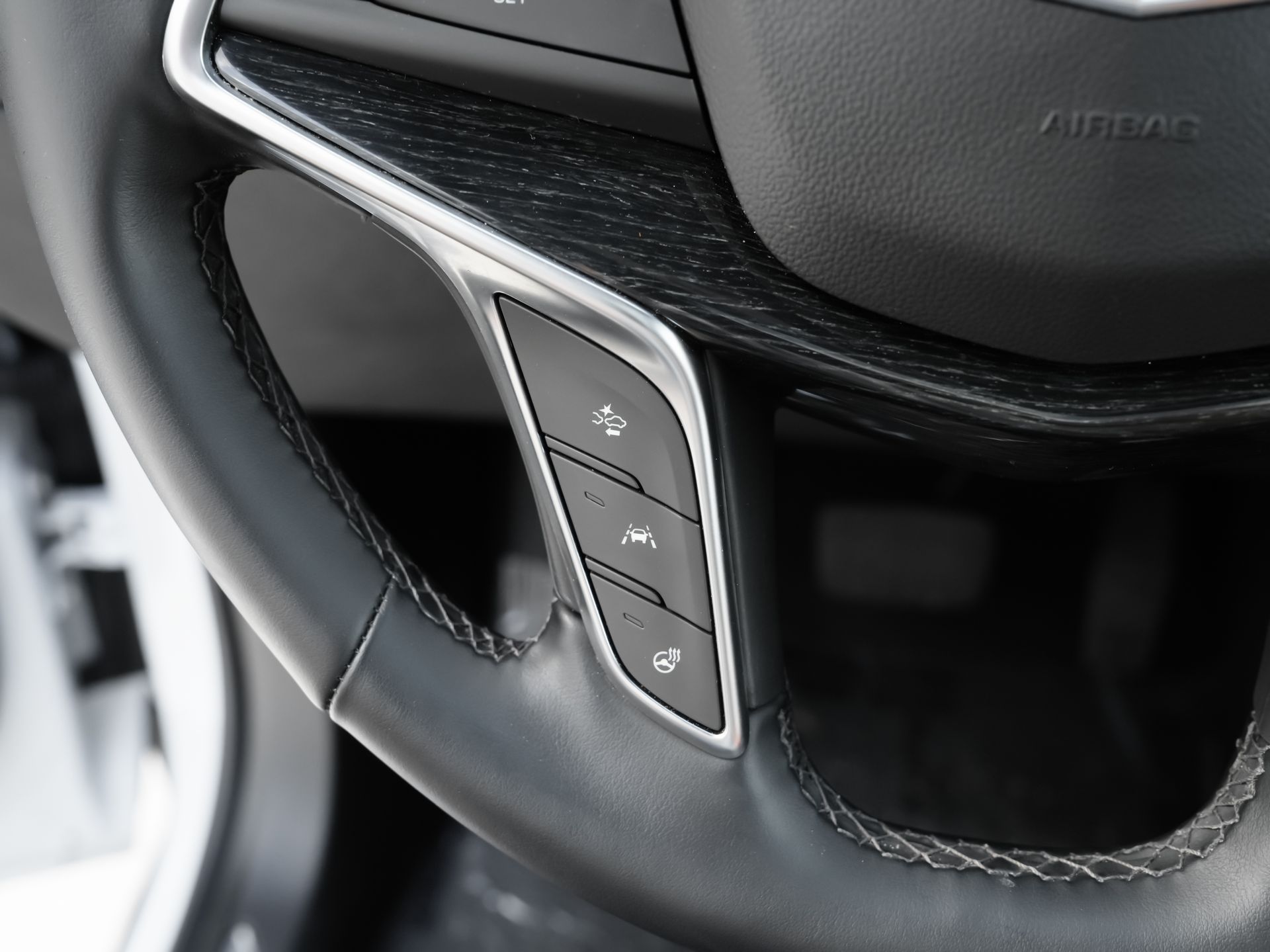 used 2025 Cadillac XT5 car, priced at $40,300