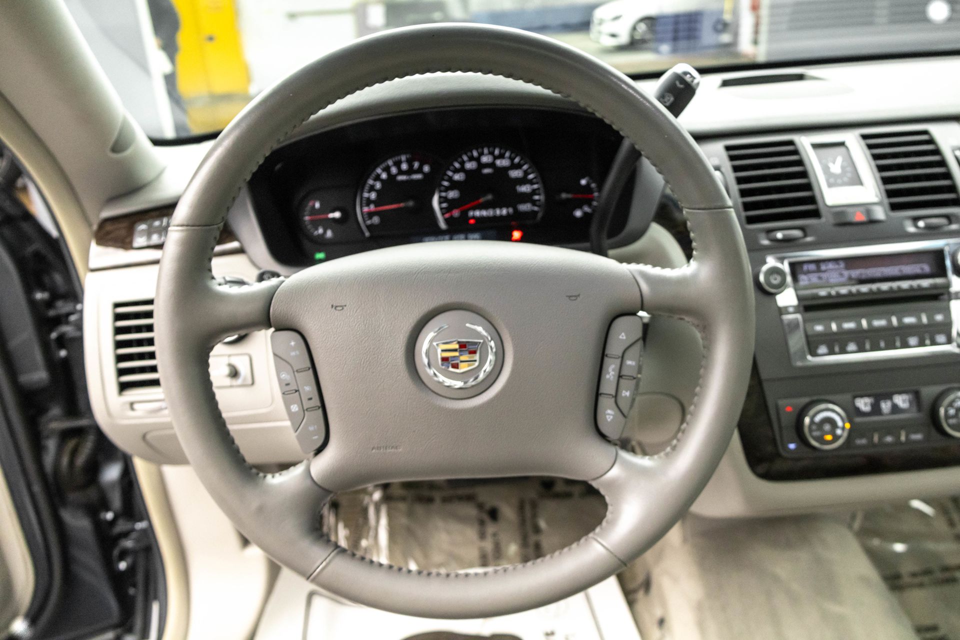 2011 CADILLAC DTS - Image 24