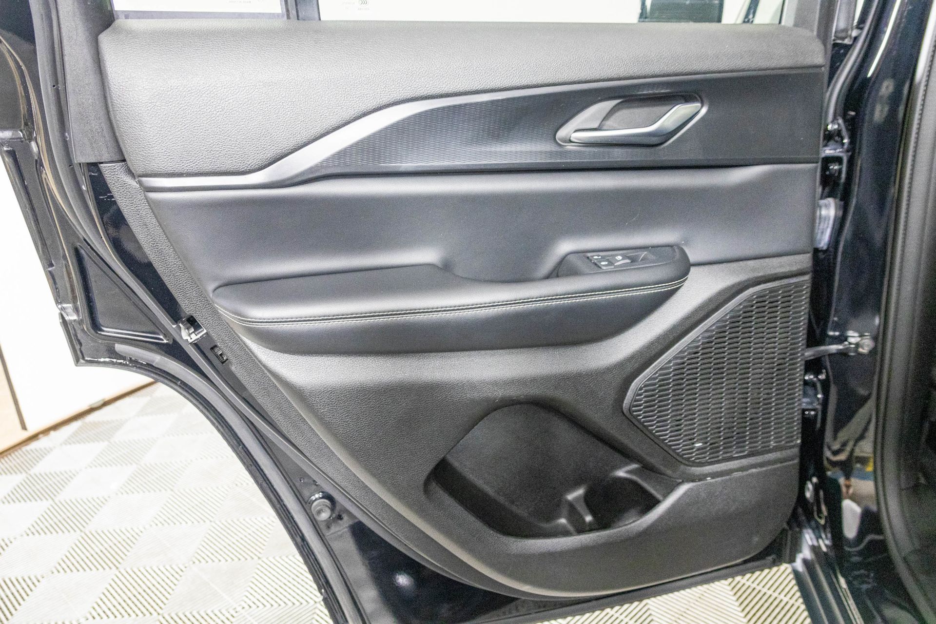 2023 JEEP GRAND CHEROKEE - Image 31