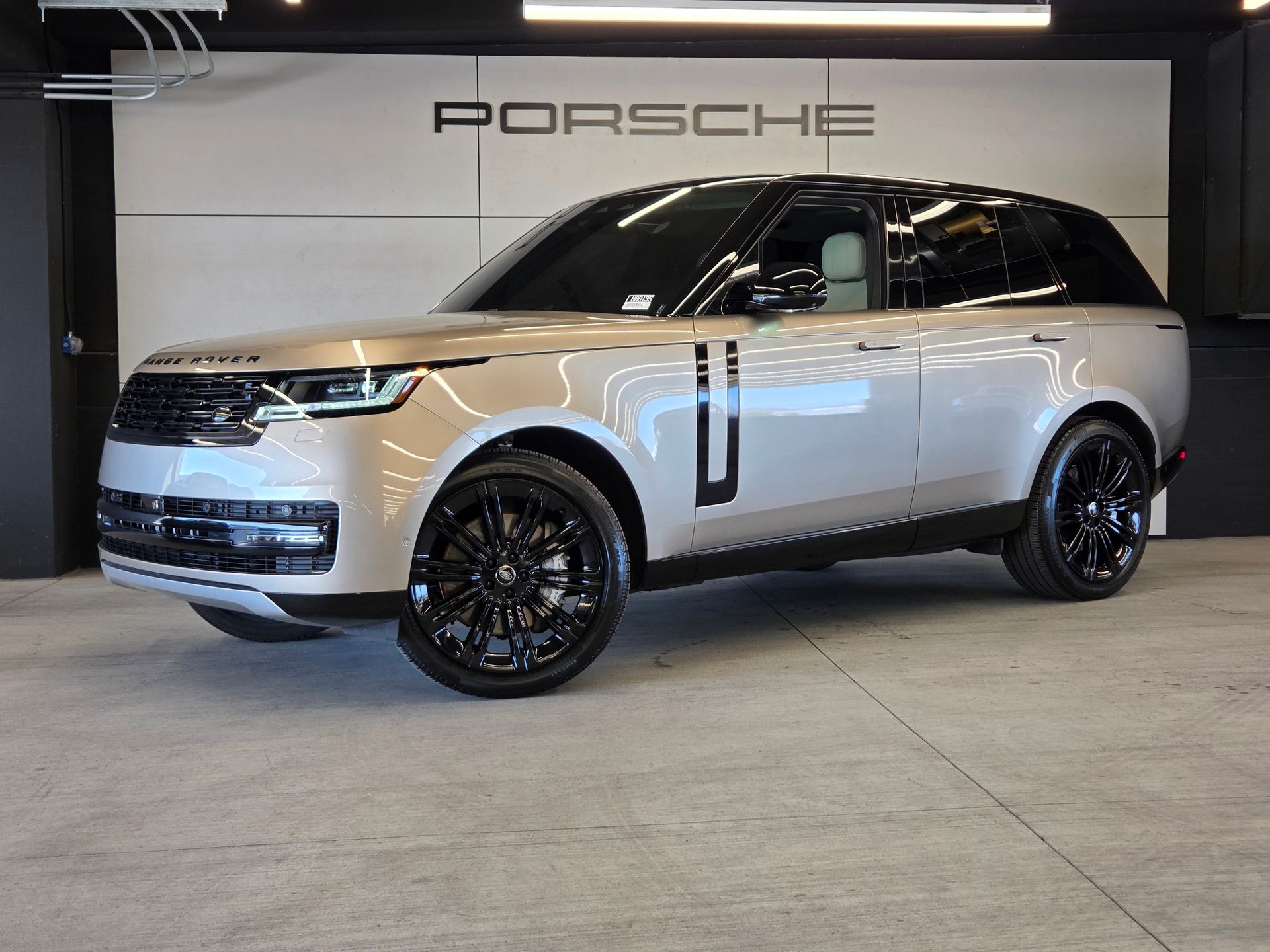 2025 Land Rover Range Rover P530 SE AWD