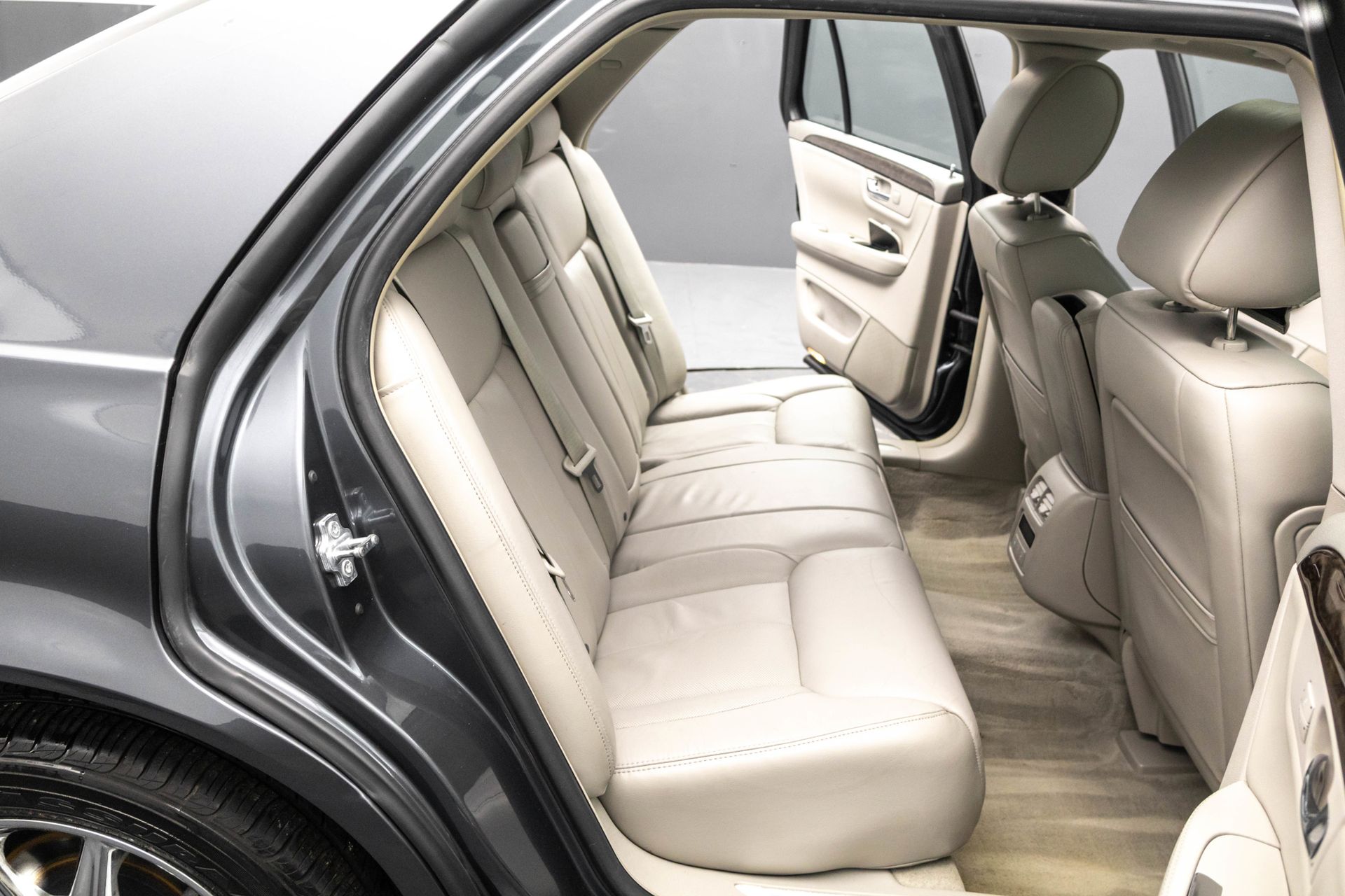 2011 CADILLAC DTS - Image 33