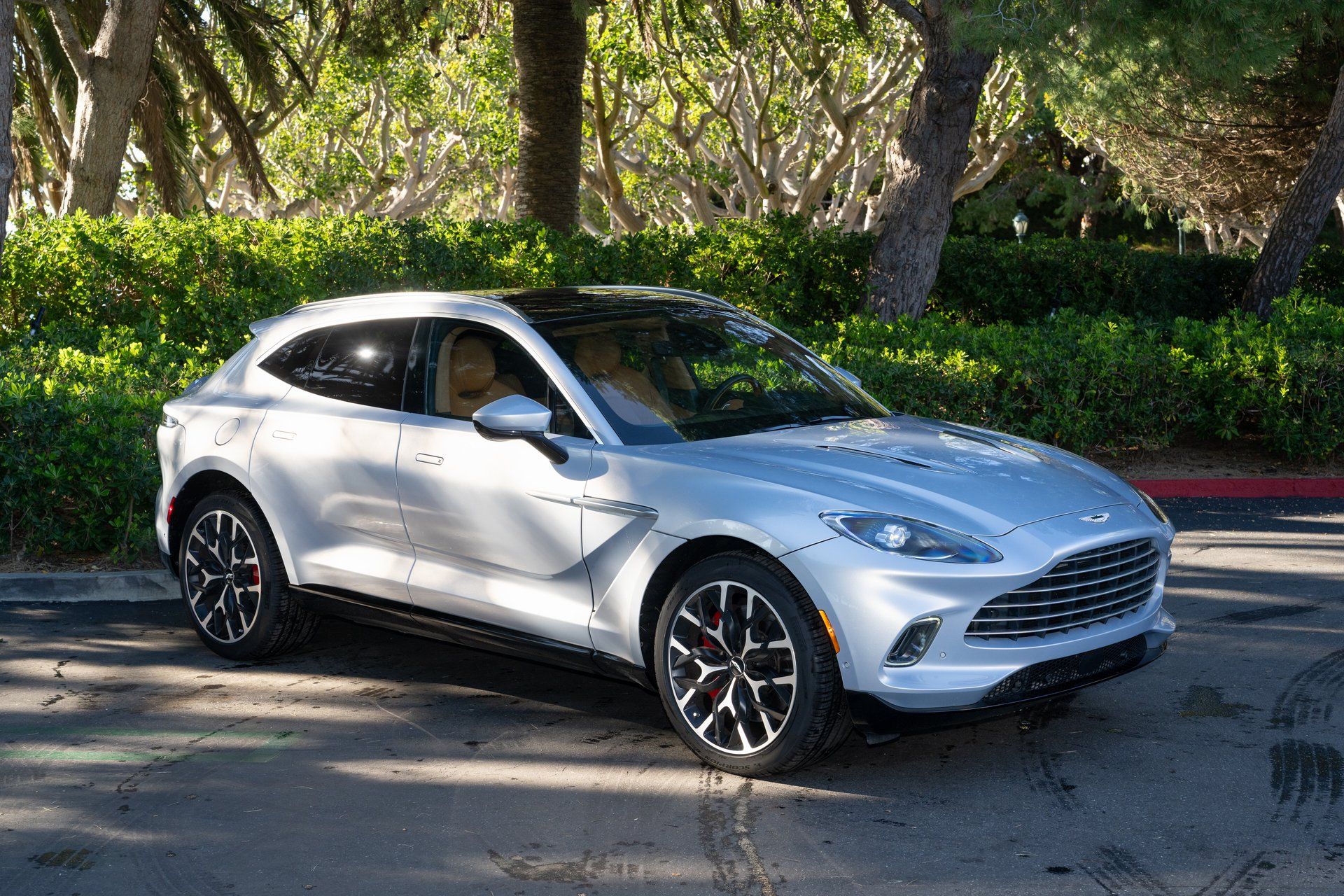 /2021 Aston-Martin DBX