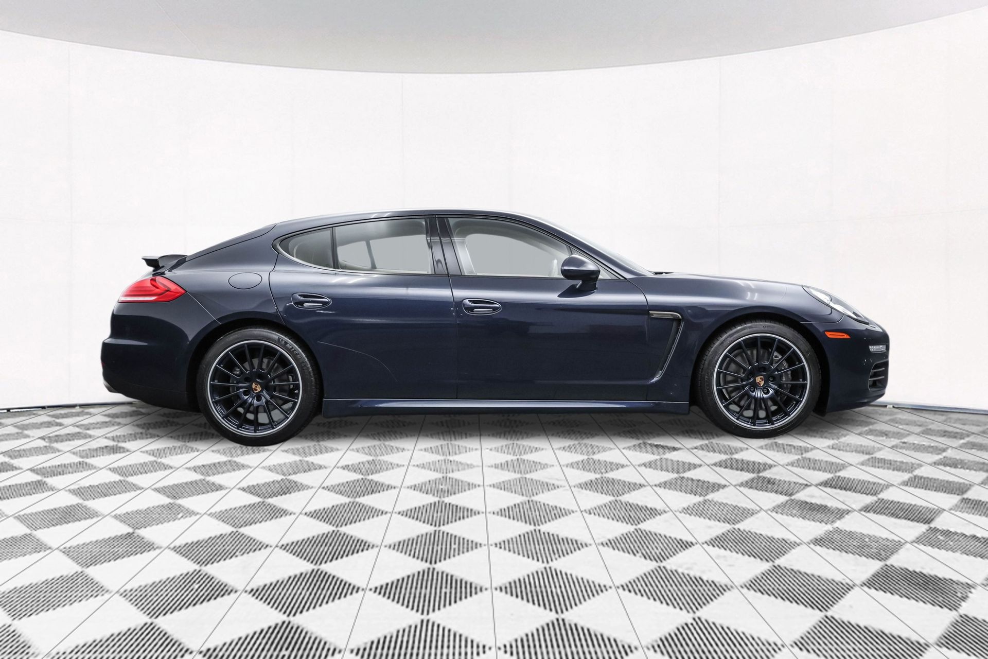 2015 PORSCHE PANAMERA - Image 17