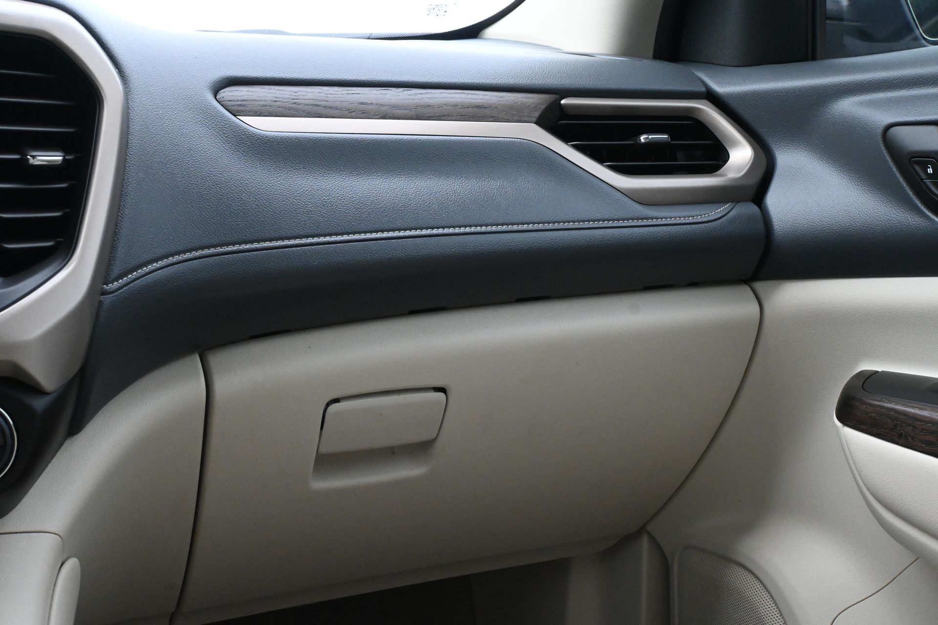 2023 GMC Acadia Denali - 8