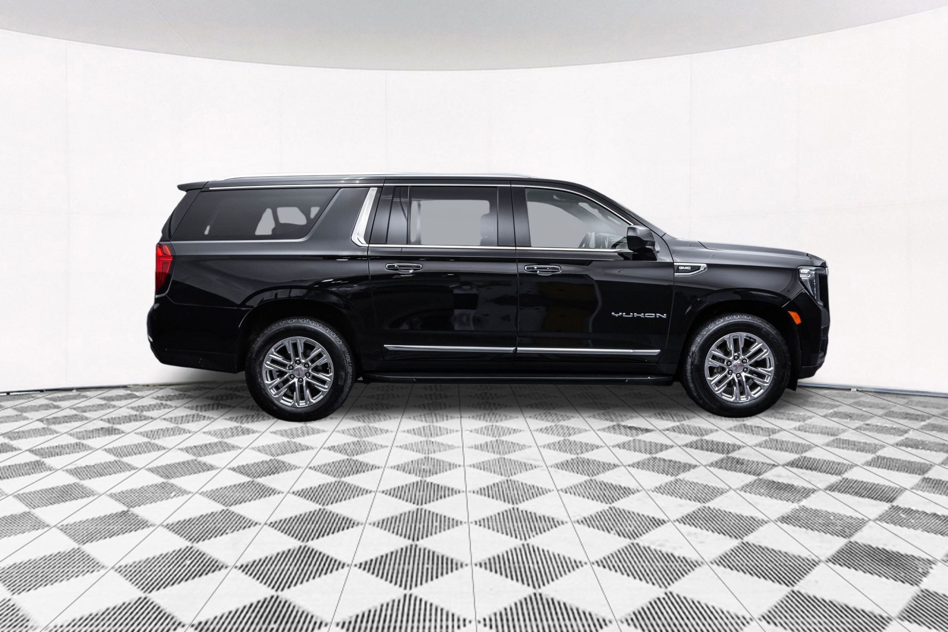 2021 GMC YUKON XL - Image 13