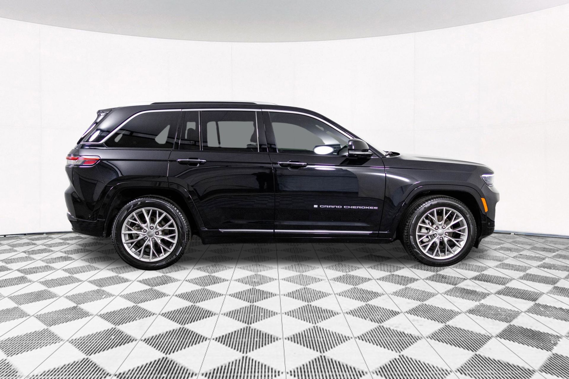 2023 JEEP GRAND CHEROKEE - Image 19