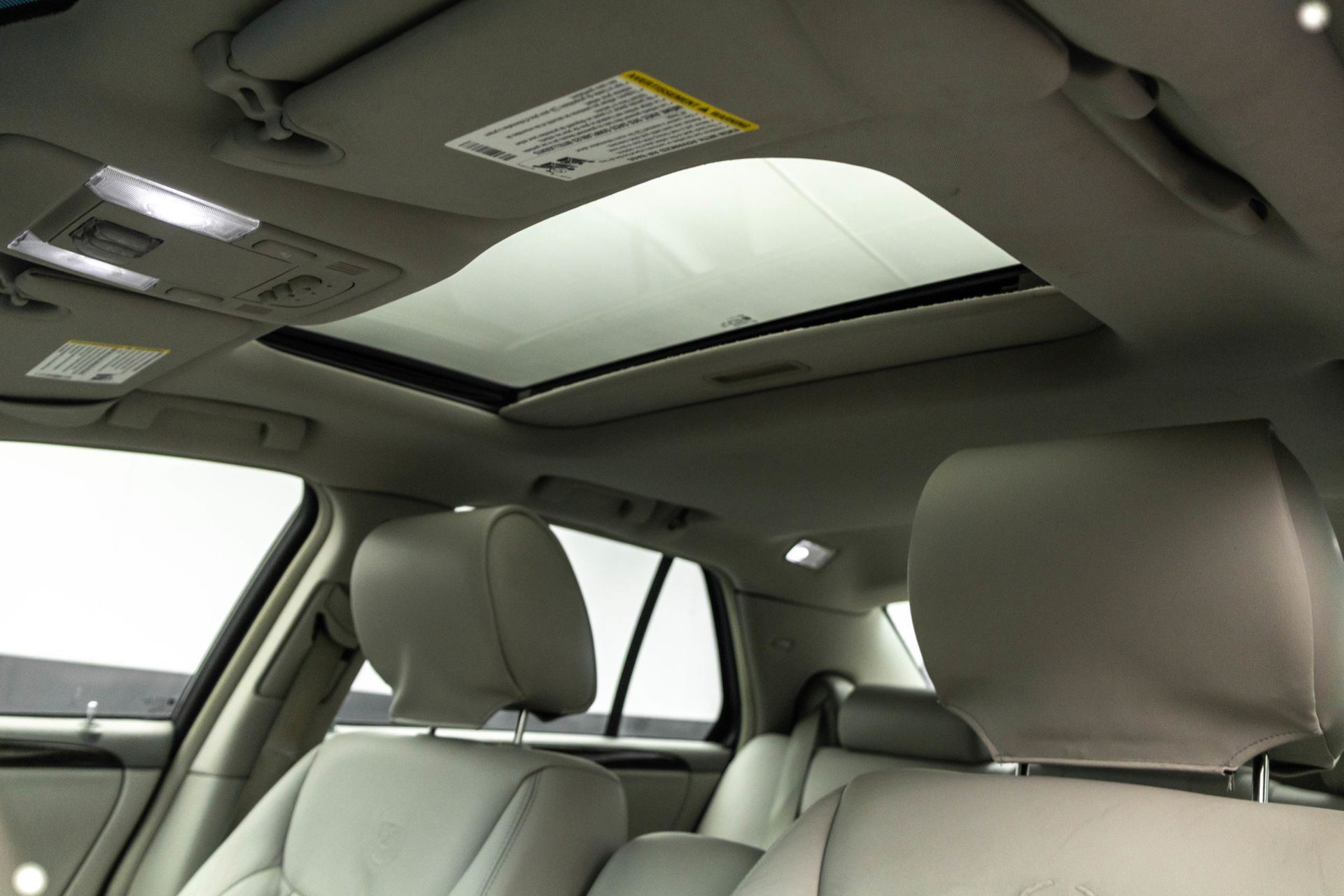 2011 CADILLAC DTS - Image 27