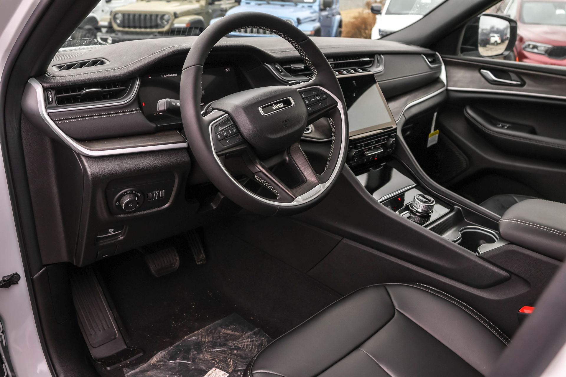 2025 JEEP GRAND CHEROKEE - Image 4