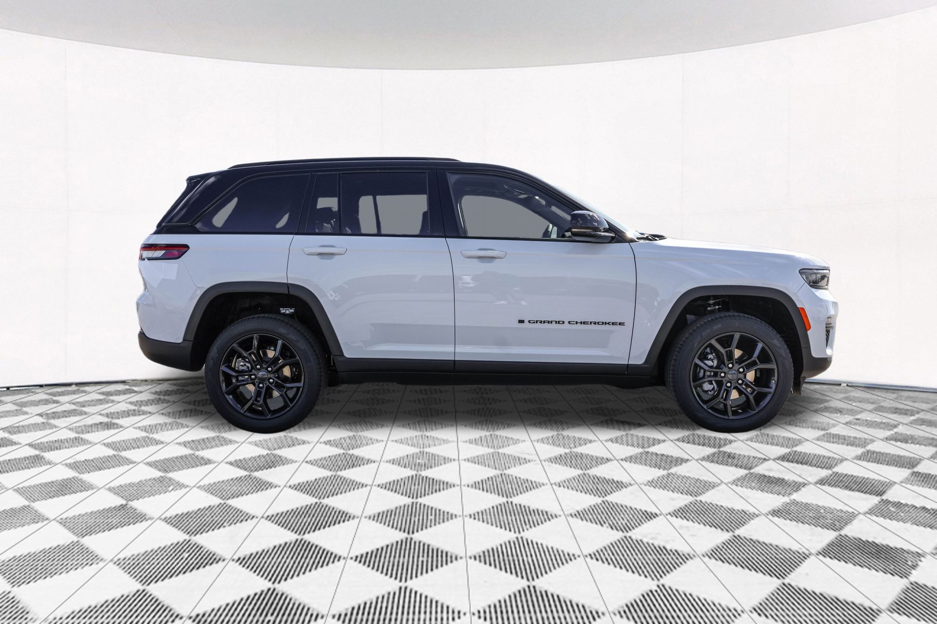 2025 JEEP GRAND CHEROKEE - Image 11