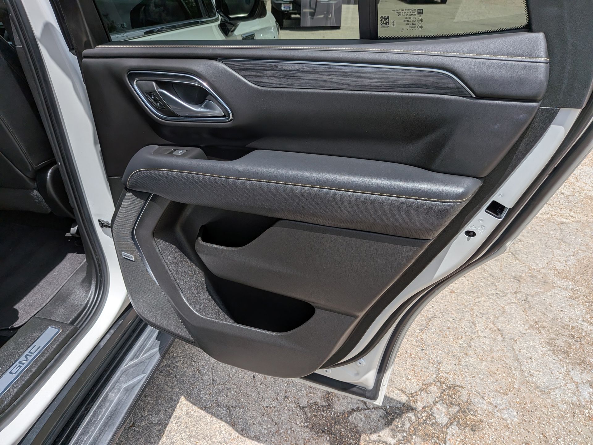 2022 GMC Yukon SLT White at North Houston Mitsubishi