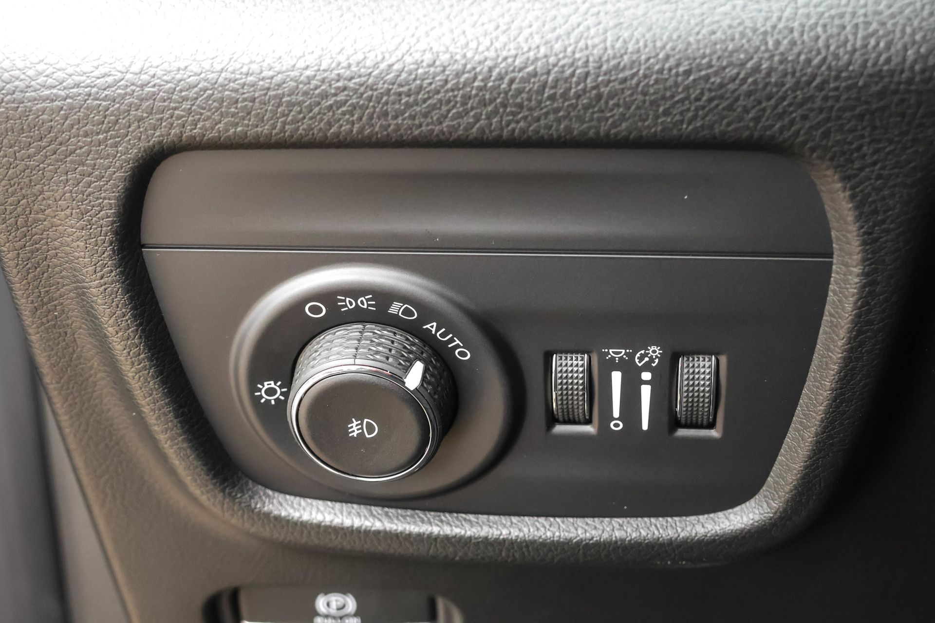 2025 JEEP GRAND CHEROKEE - Image 27