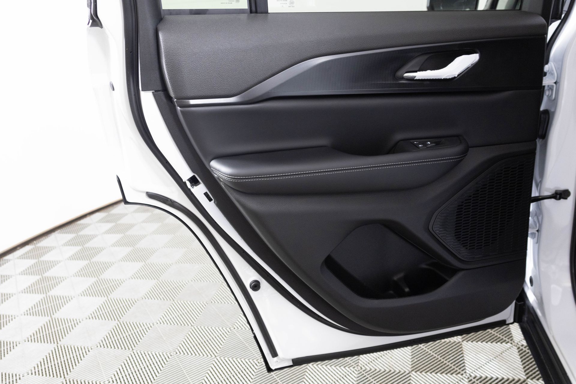 2025 JEEP GRAND CHEROKEE - Image 24