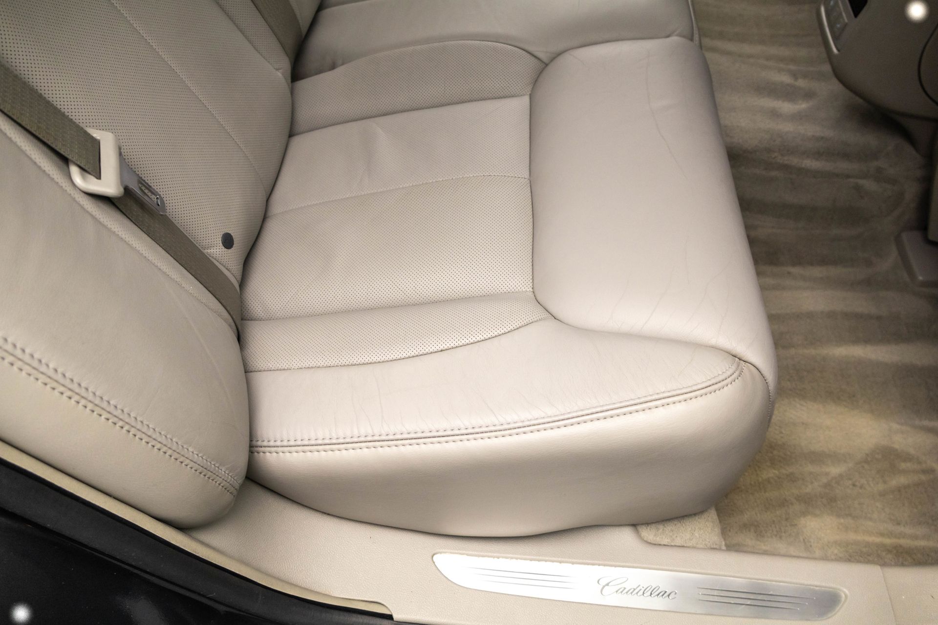 2011 CADILLAC DTS - Image 35