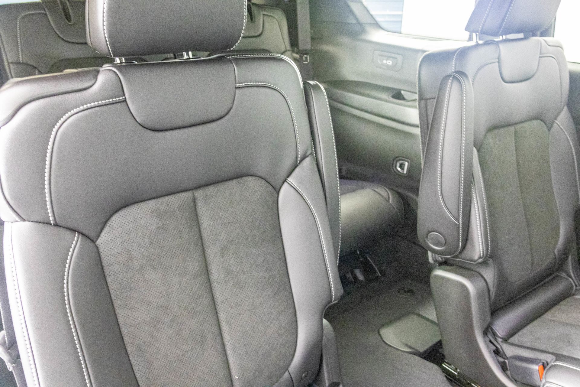 2025 JEEP GRAND CHEROKEE L - Image 35