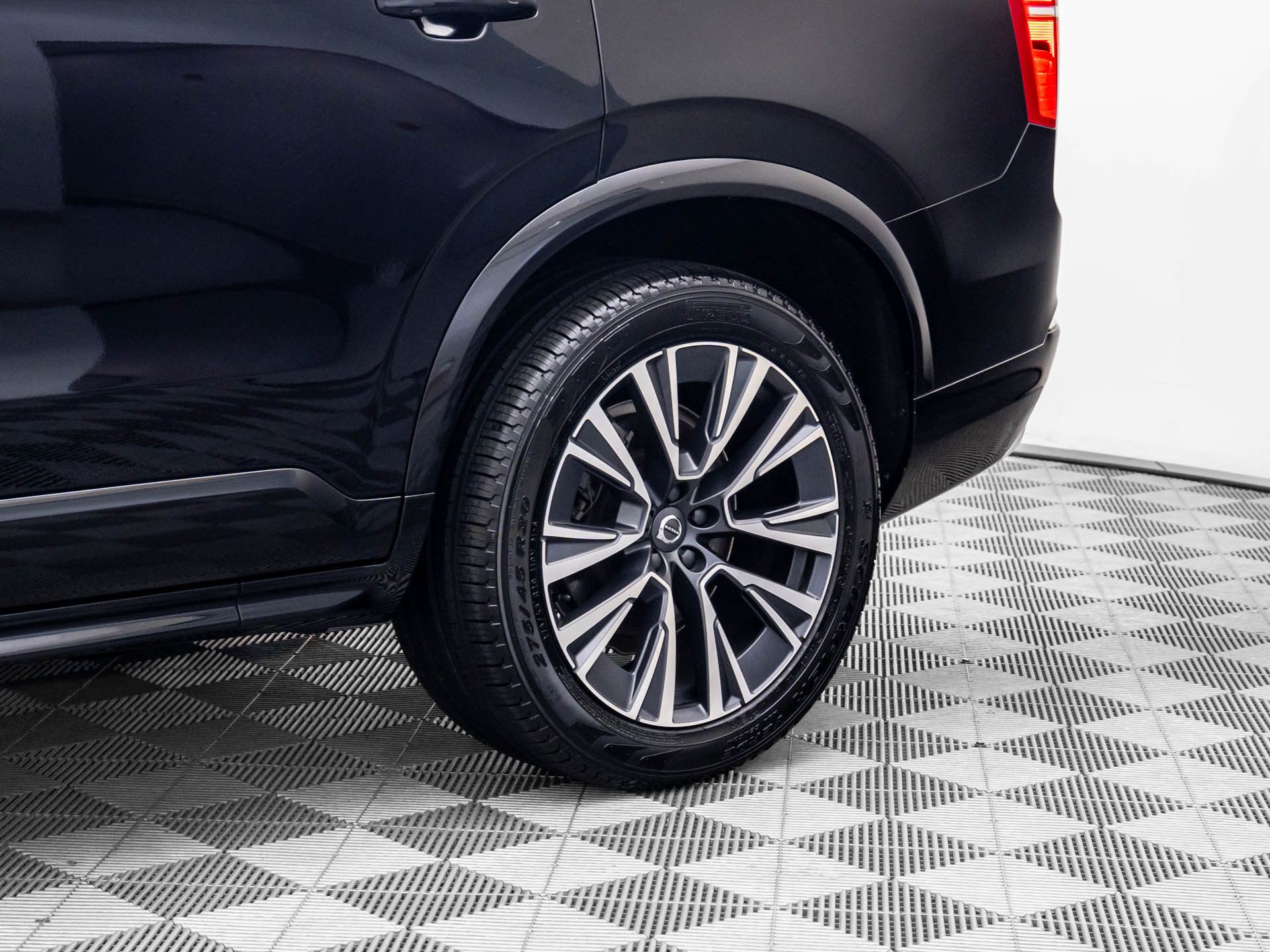 2022 Volvo XC90 T5 Momentum photo