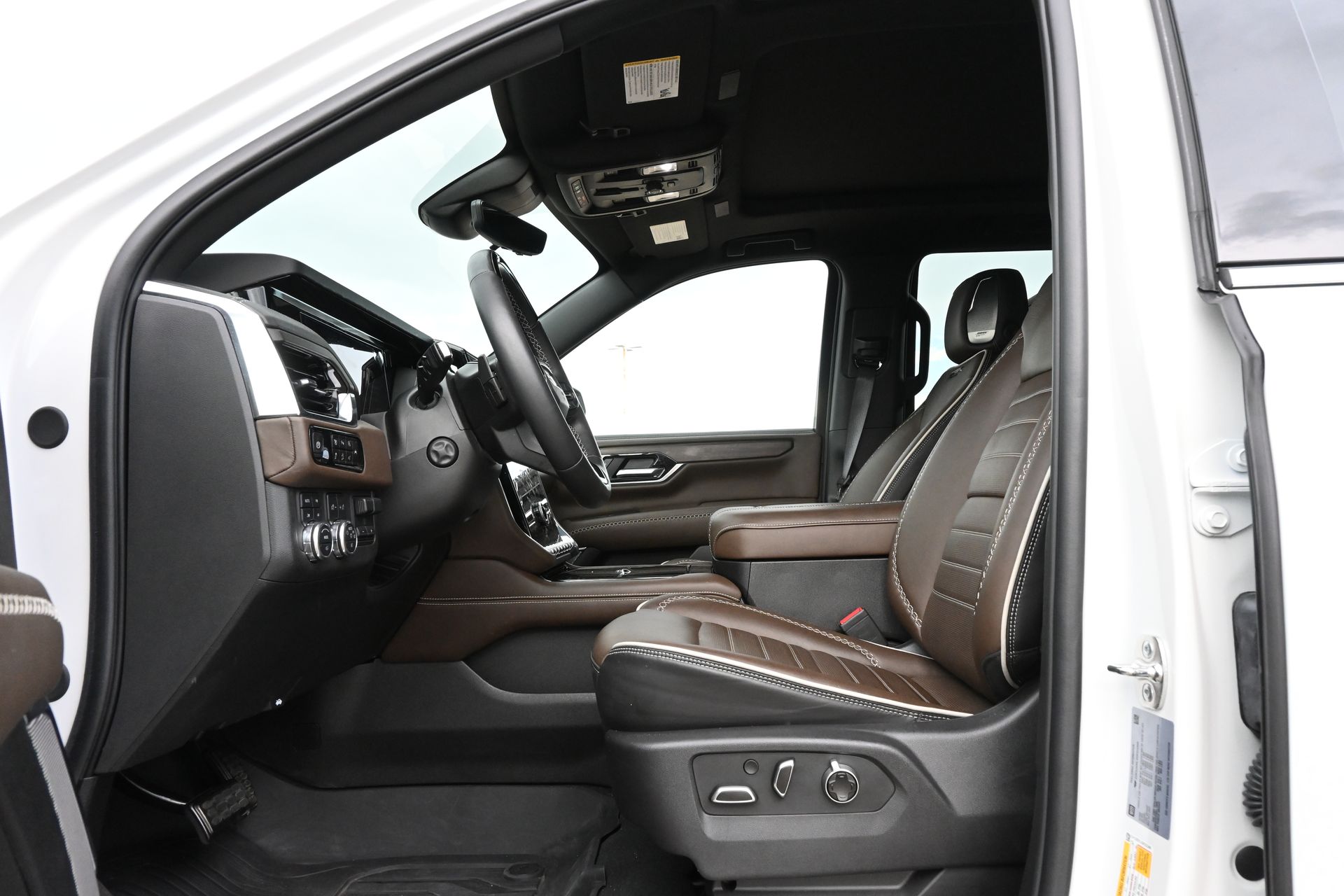 2025 GMC Yukon Denali Ultimate White at Community Honda