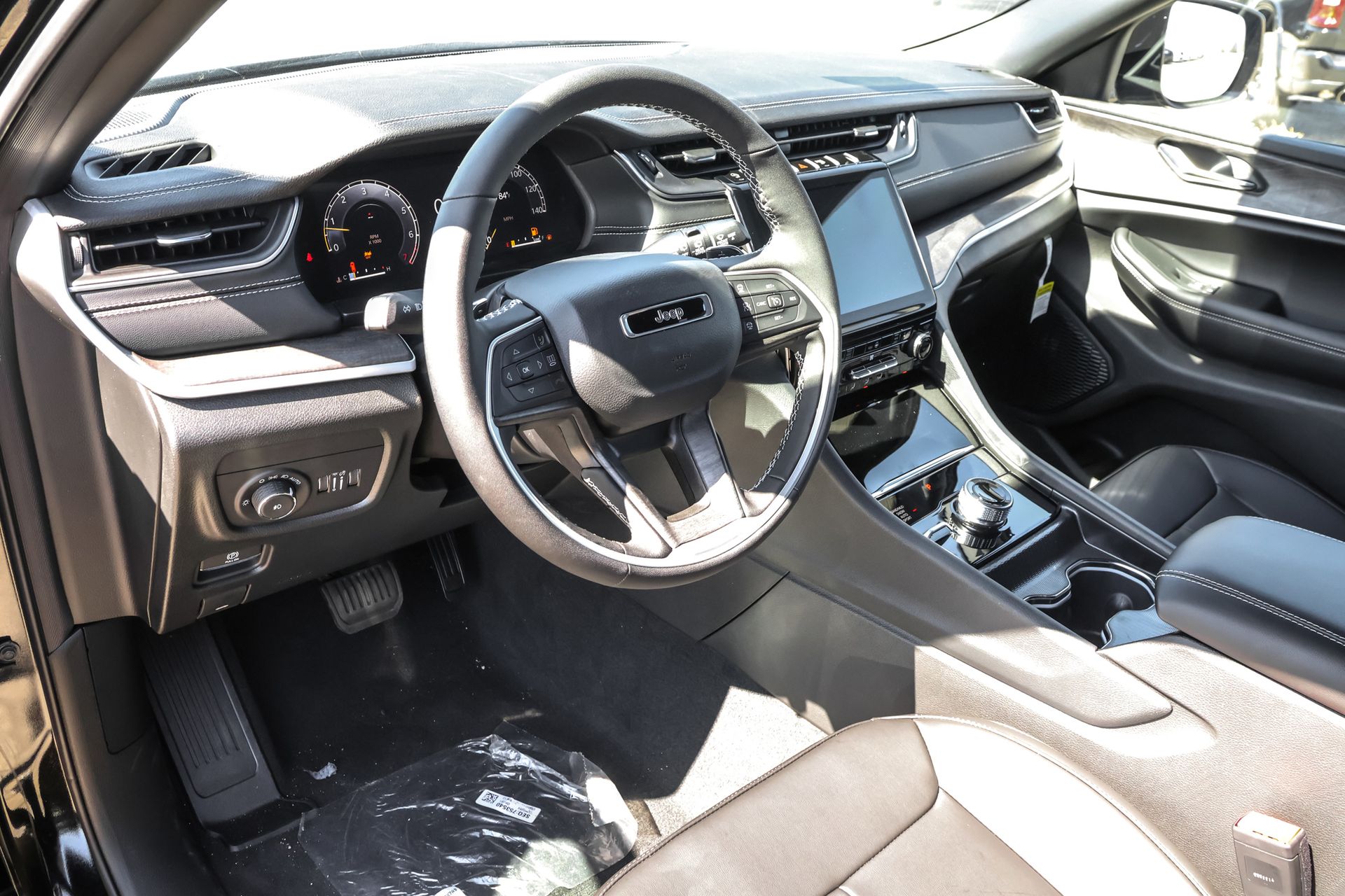 2025 JEEP GRAND CHEROKEE L - Image 4