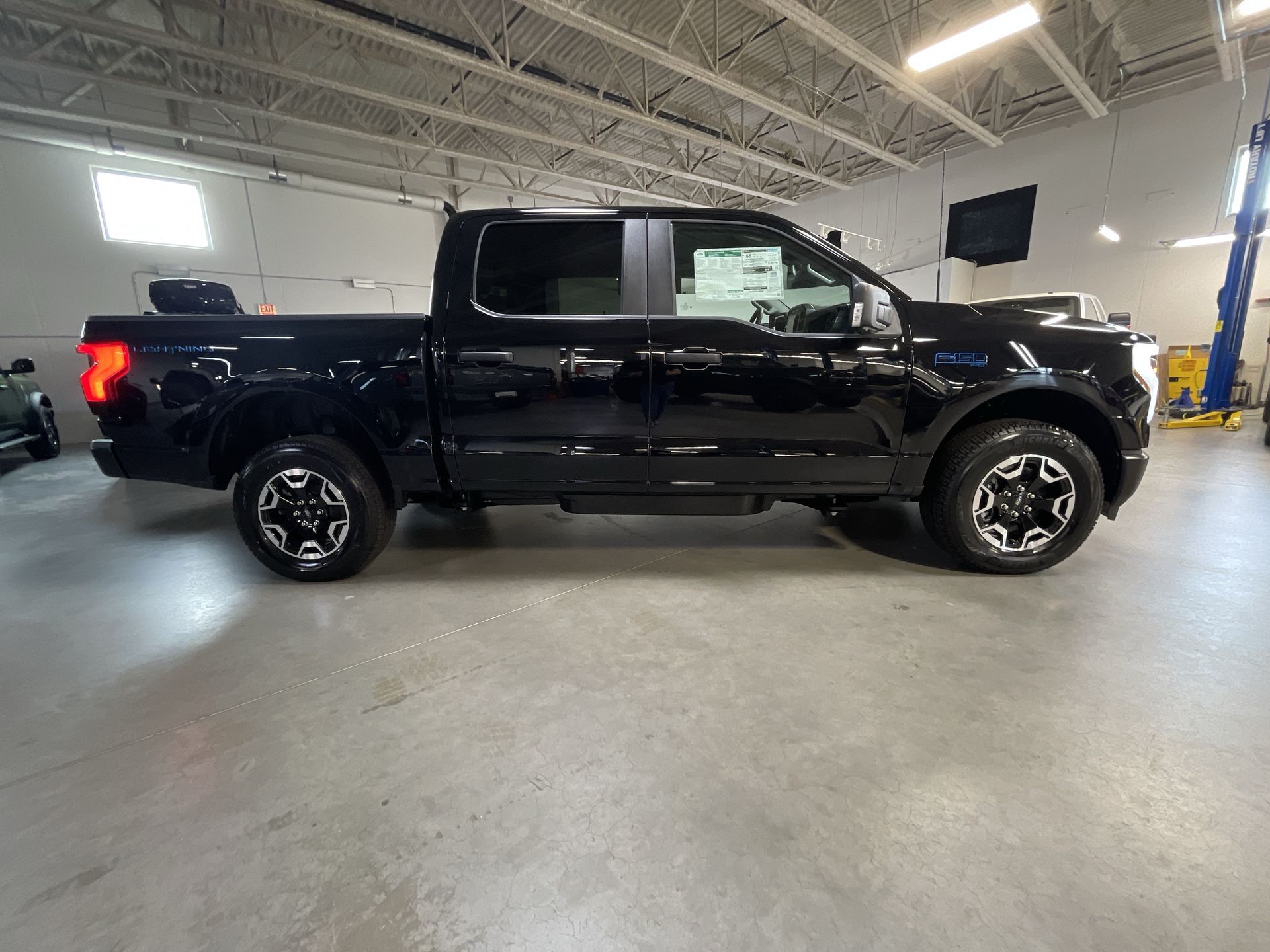 2024 Ford F-150 Lightning Pro - Photo 46