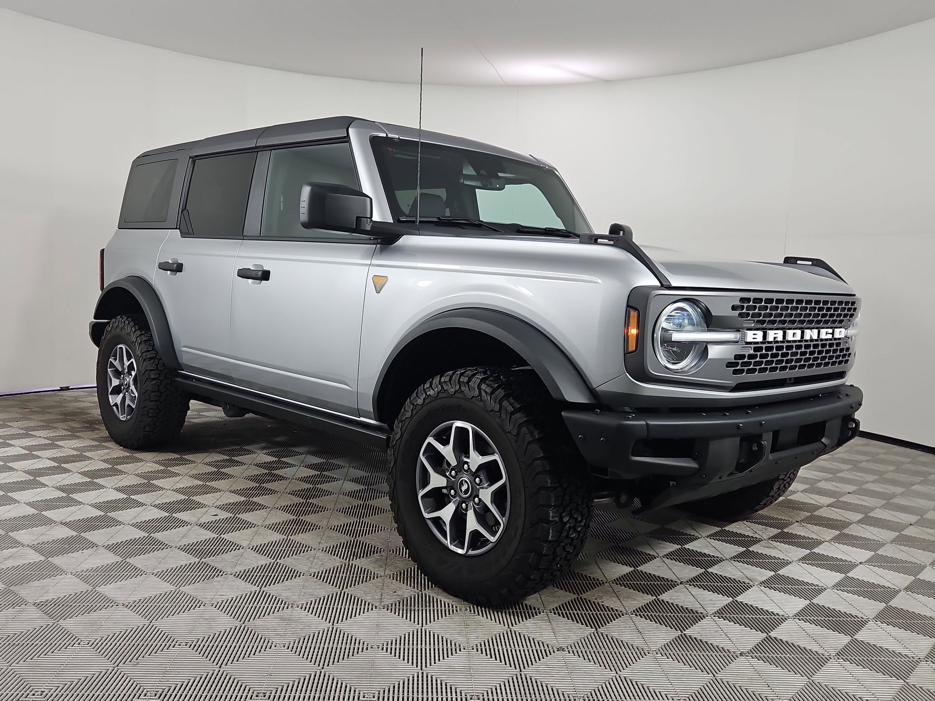 Silver Metallic 2024 Ford Bronco Badlands 4-Door 4WD SUV / Crossover Four-Wheel Drive Automatic