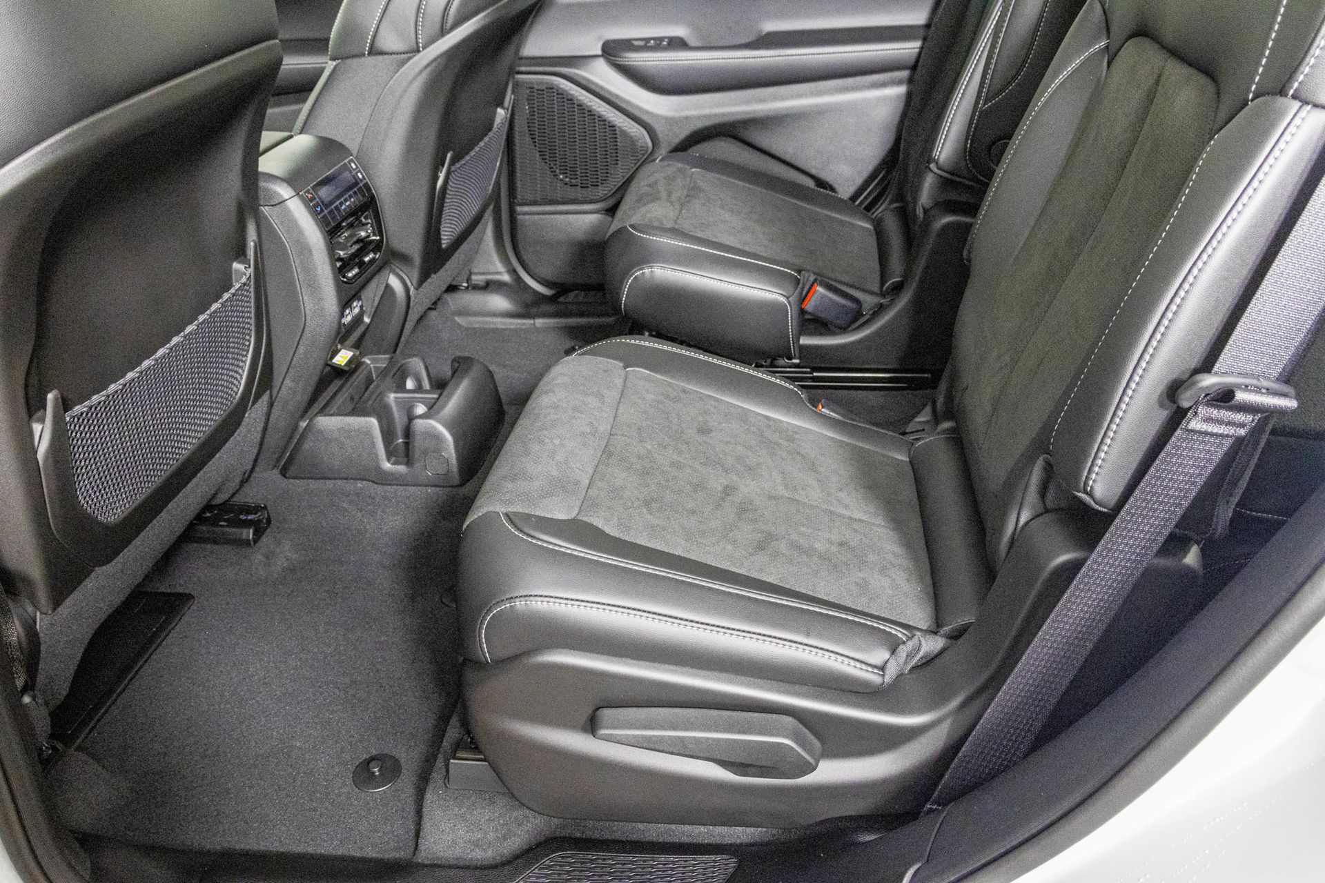 2025 JEEP GRAND CHEROKEE L - Image 24