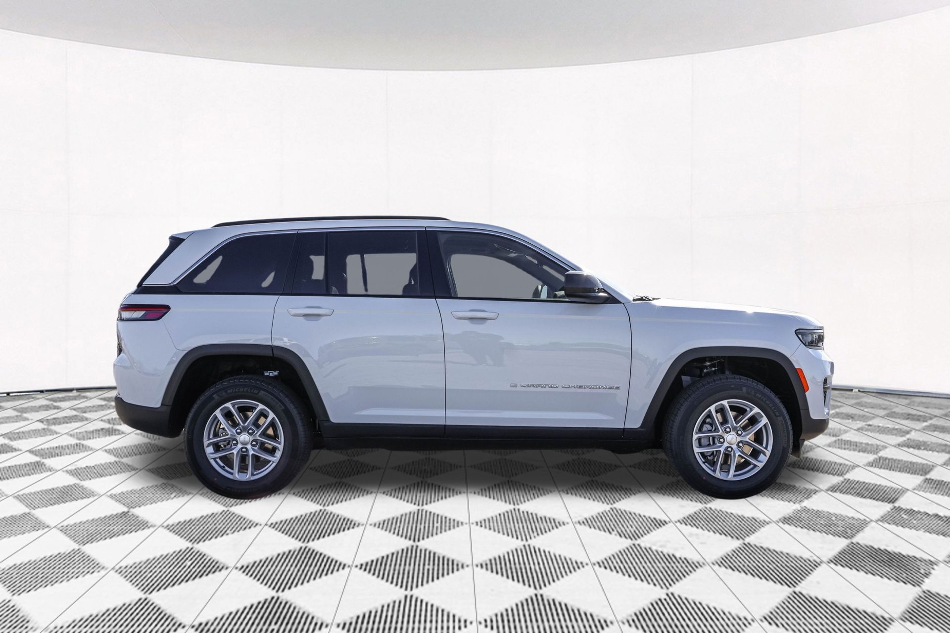 2025 JEEP GRAND CHEROKEE - Image 11