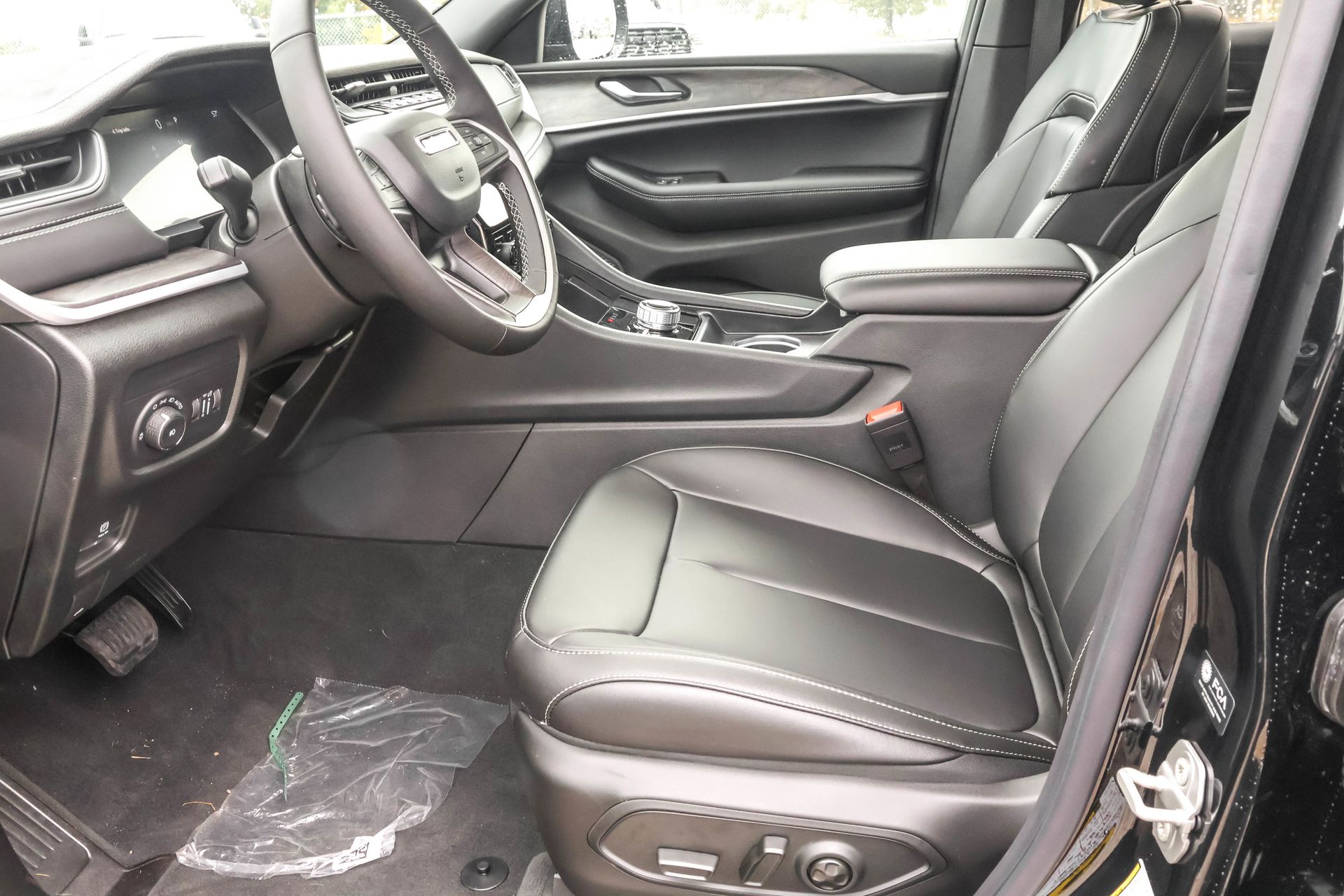 2025 JEEP GRAND CHEROKEE - Image 4