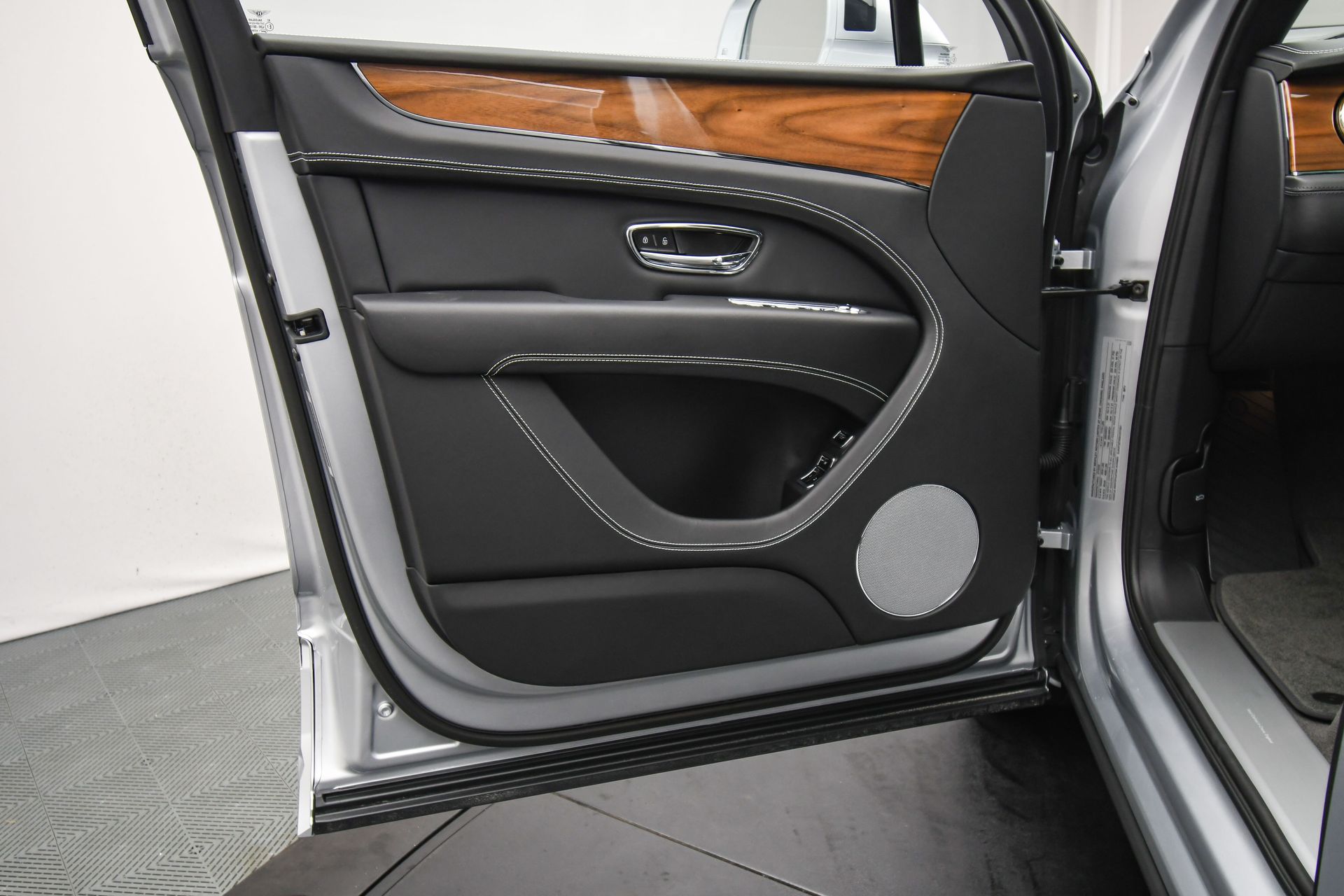 2025 Bentley Bentayga - Photo 40