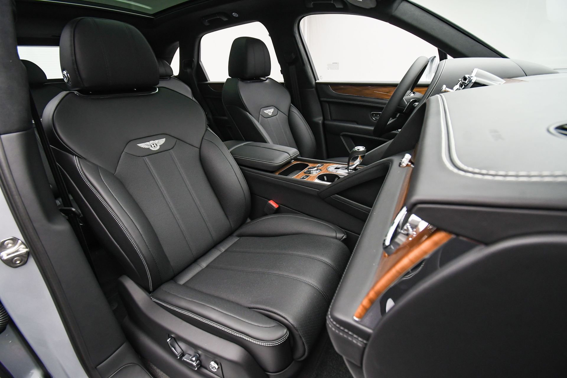 2025 Bentley Bentayga - Photo 17