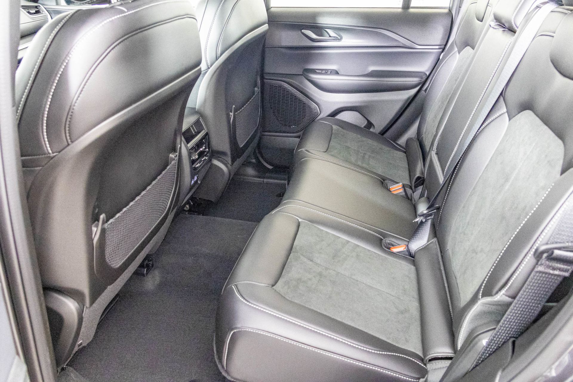 2025 JEEP GRAND CHEROKEE - Image 28