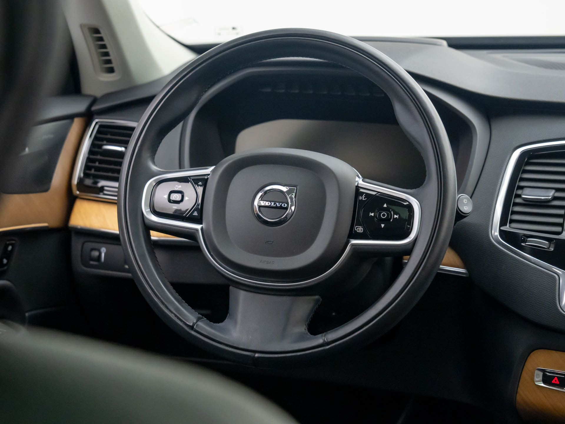 2022 Volvo XC90 T5 Momentum photo