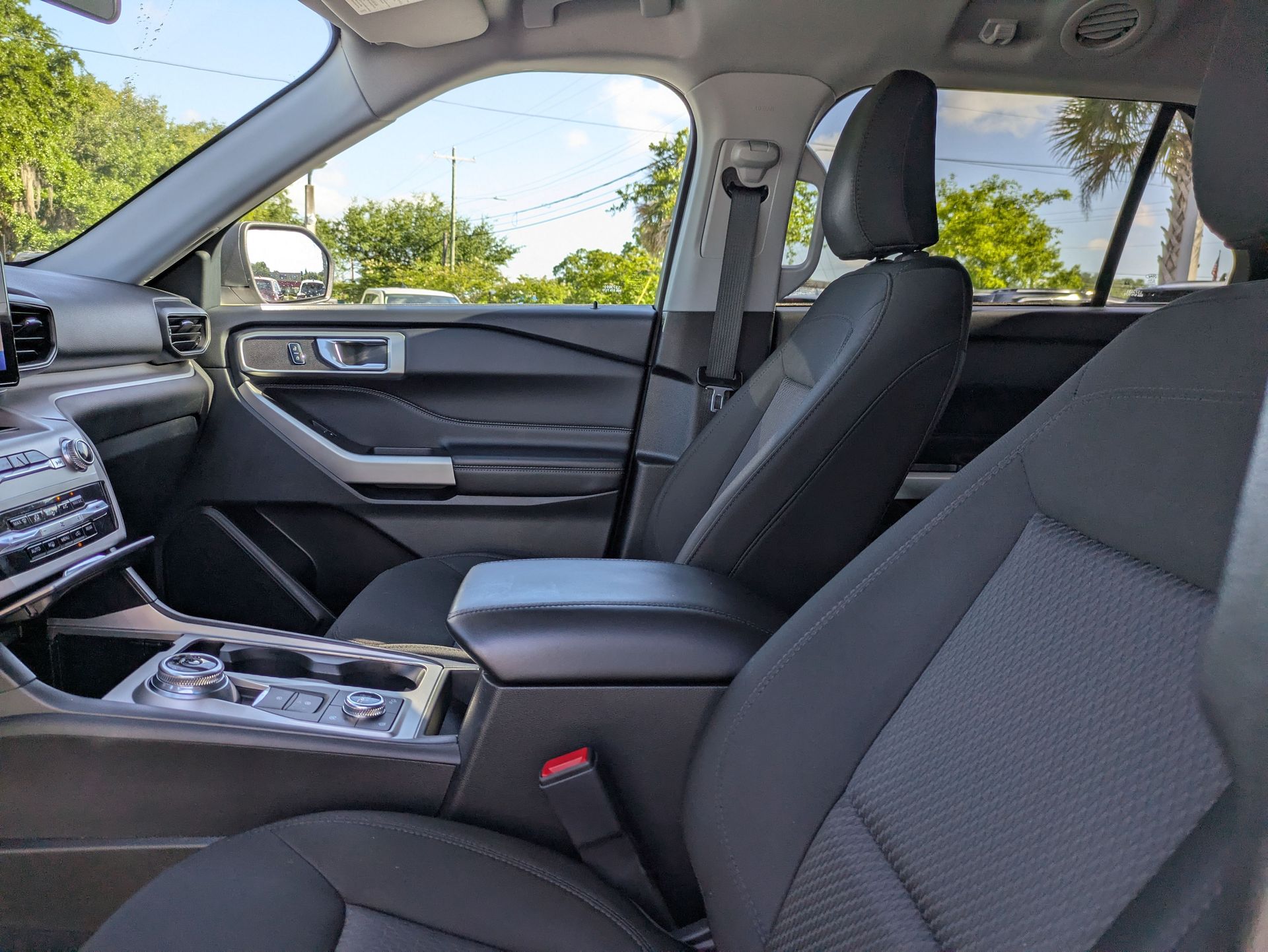 2023 Ford Explorer XLT White at Jones Ford