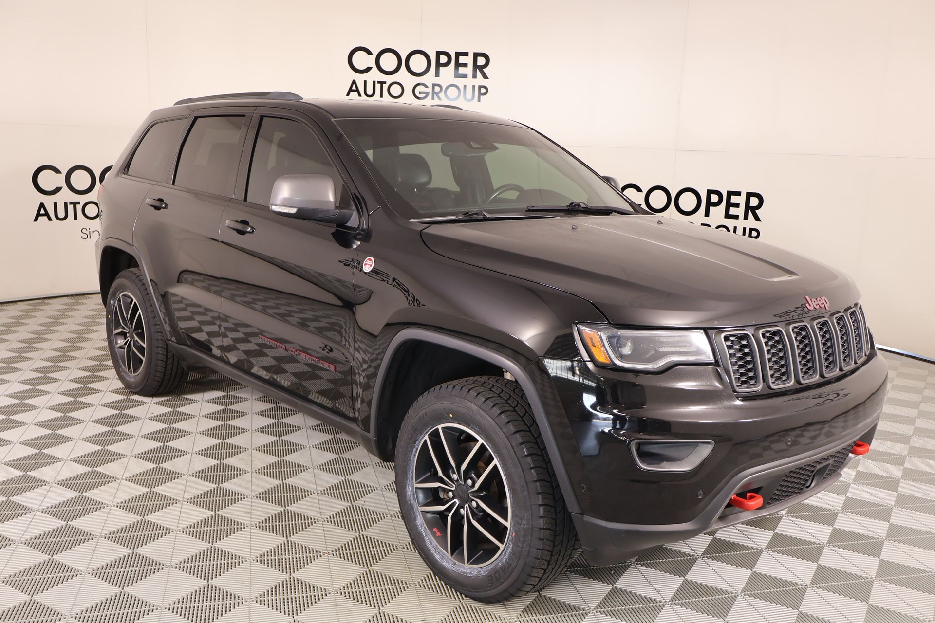 Diamond Black Crystal Pearlcoat 2019 Jeep Grand Cherokee SUV / Crossover Four-Wheel Drive 8-Speed Automatic