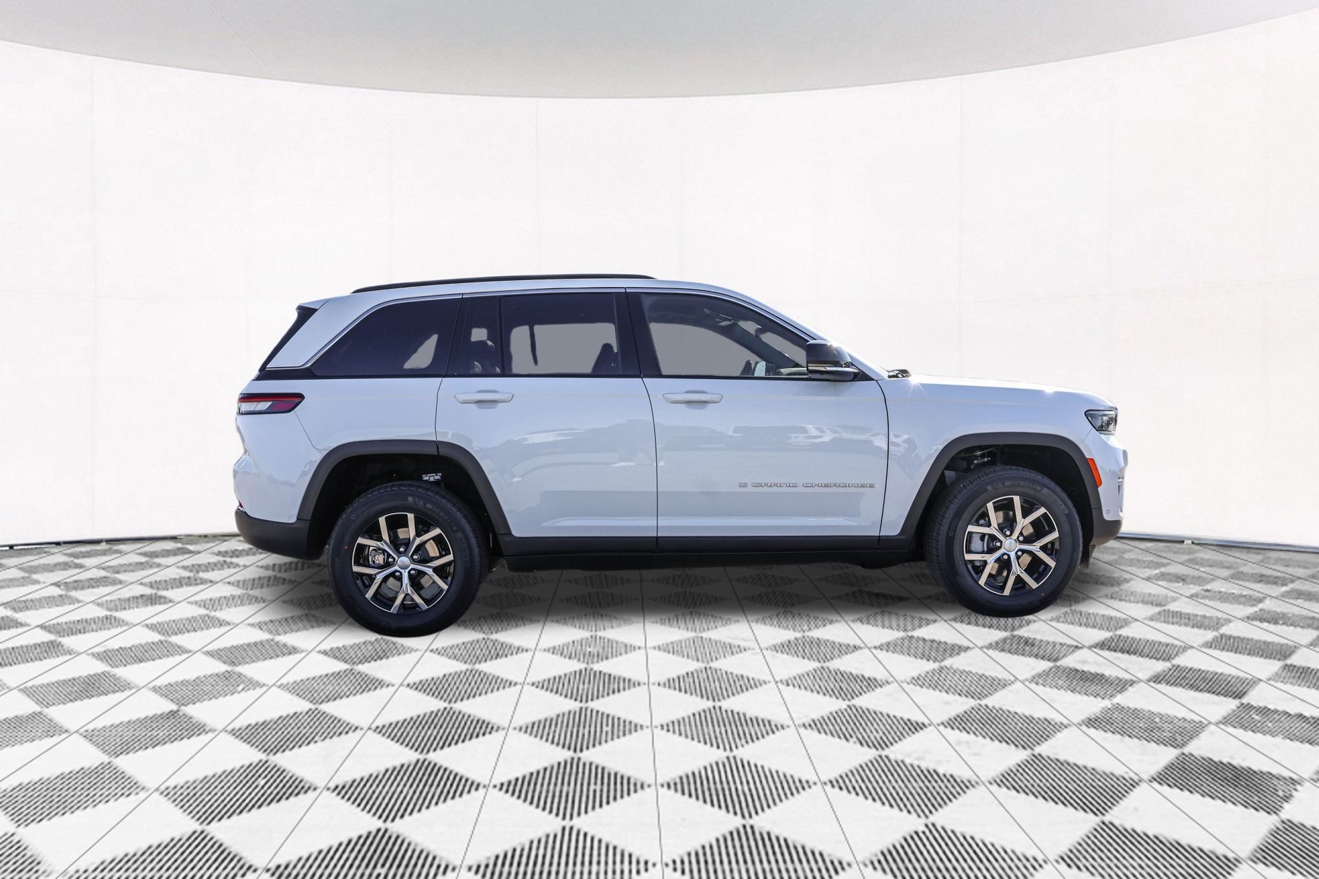 2025 JEEP GRAND CHEROKEE - Image 18