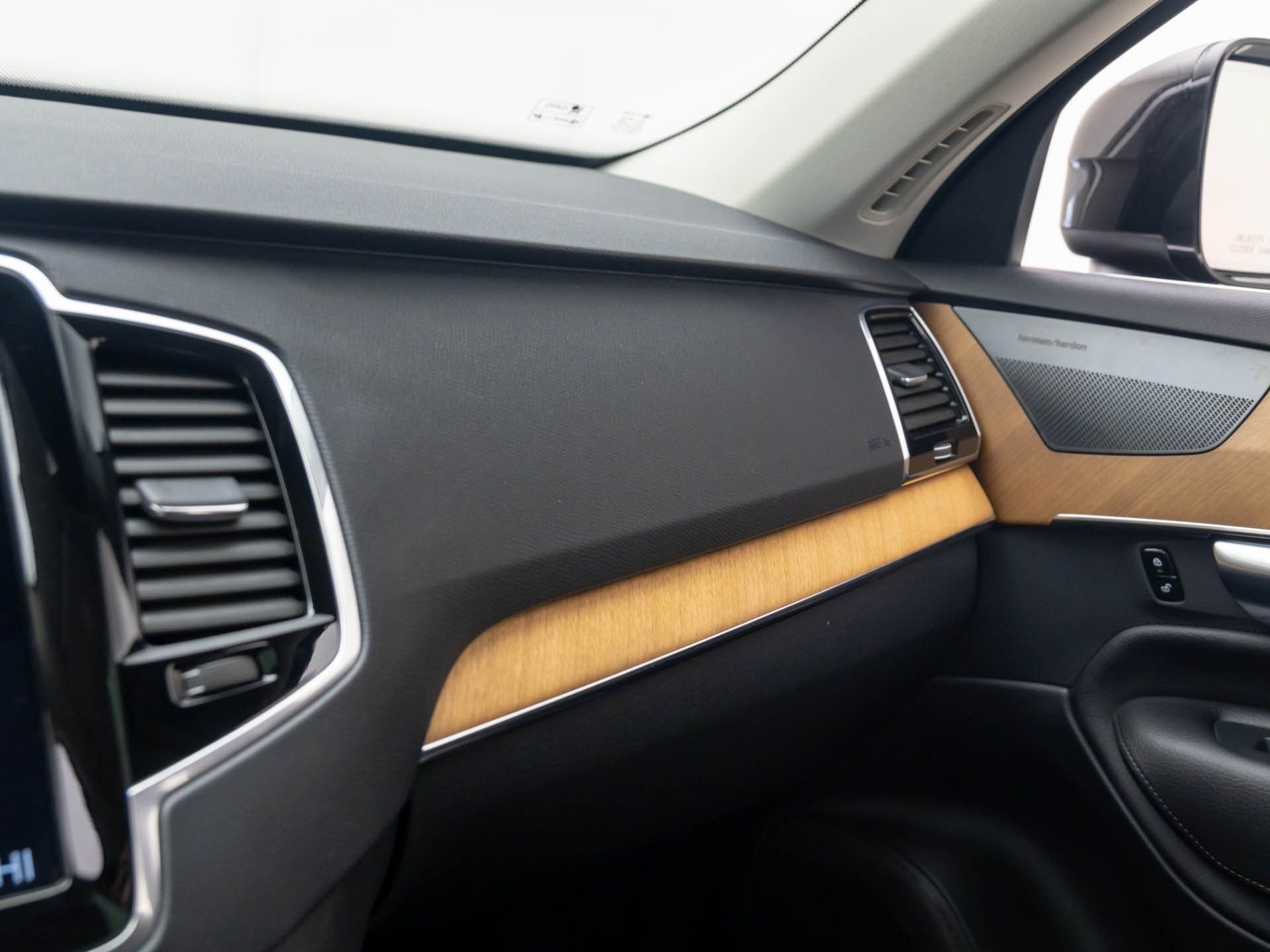 2022 Volvo XC90 T5 Momentum photo