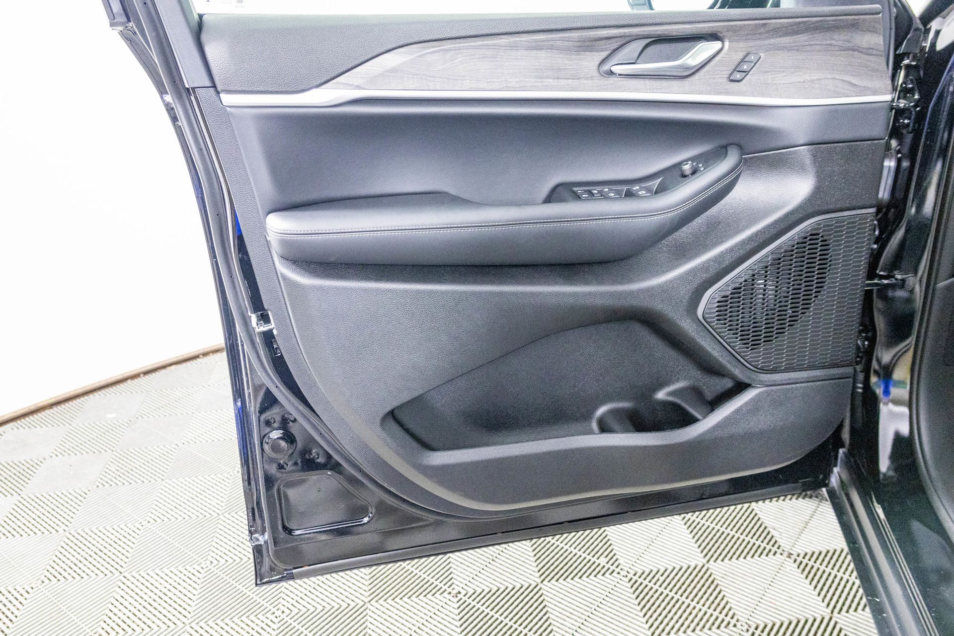 2025 JEEP GRAND CHEROKEE - Image 14