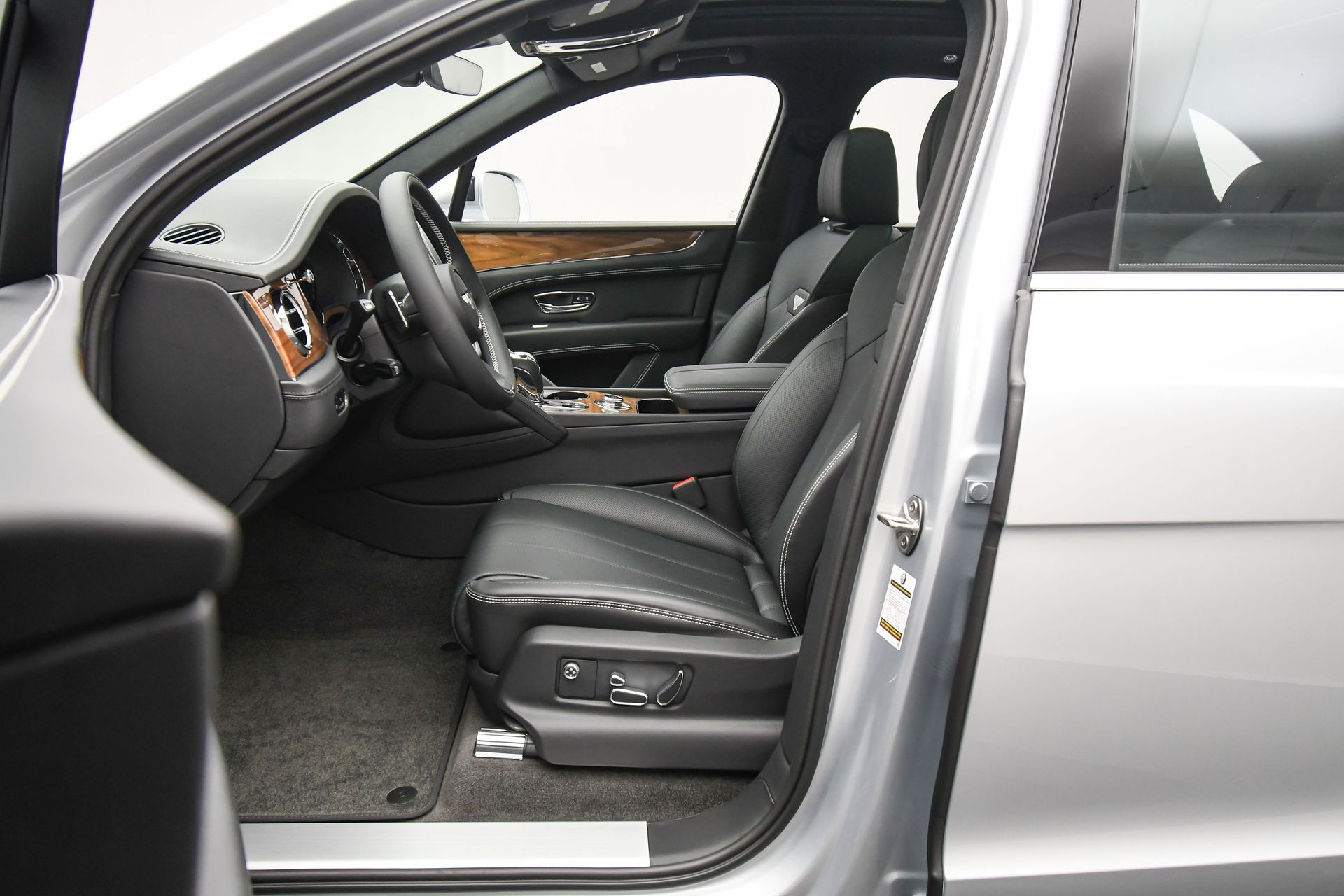 2025 Bentley Bentayga - Photo 19