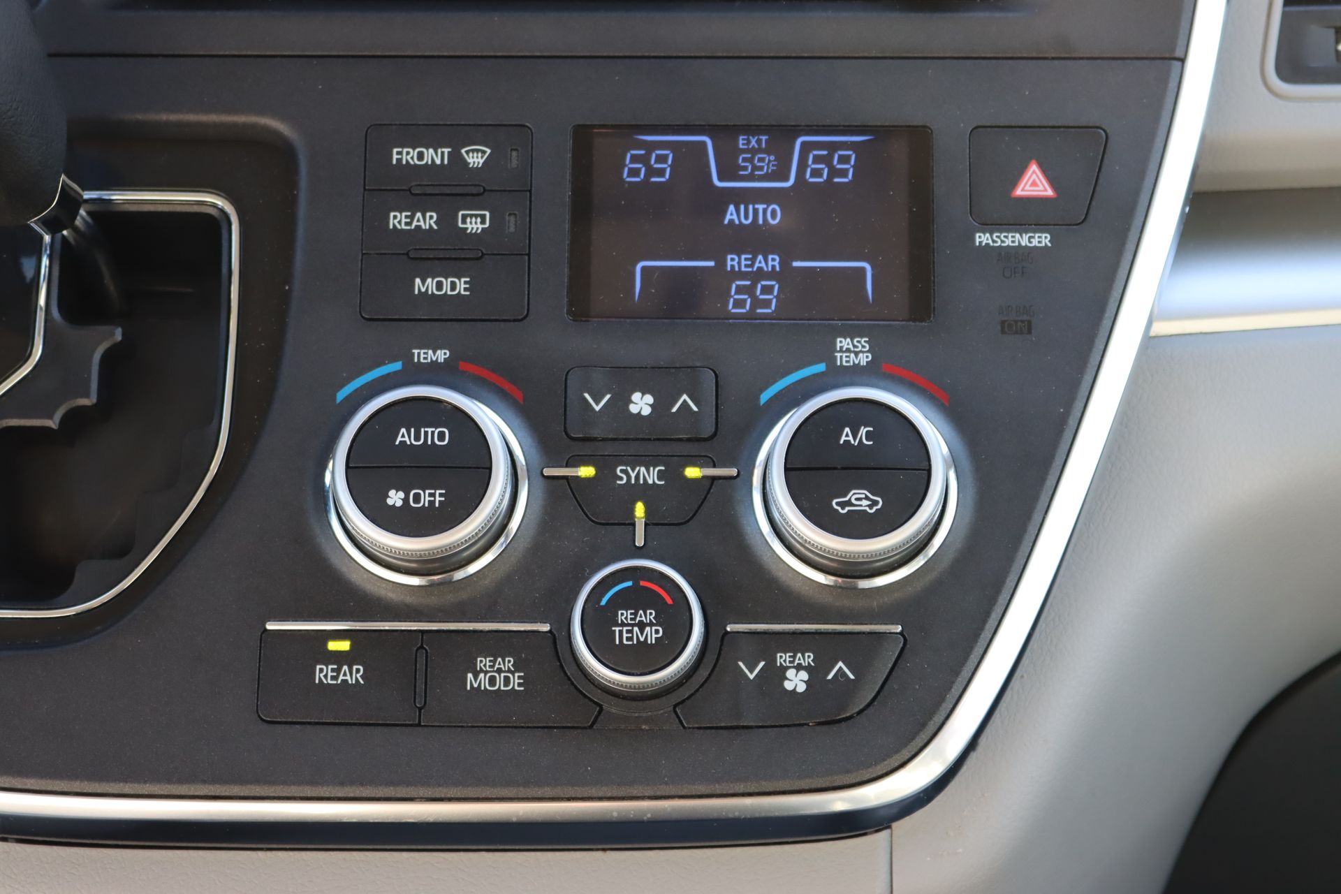 2018 Toyota Sienna LE photo