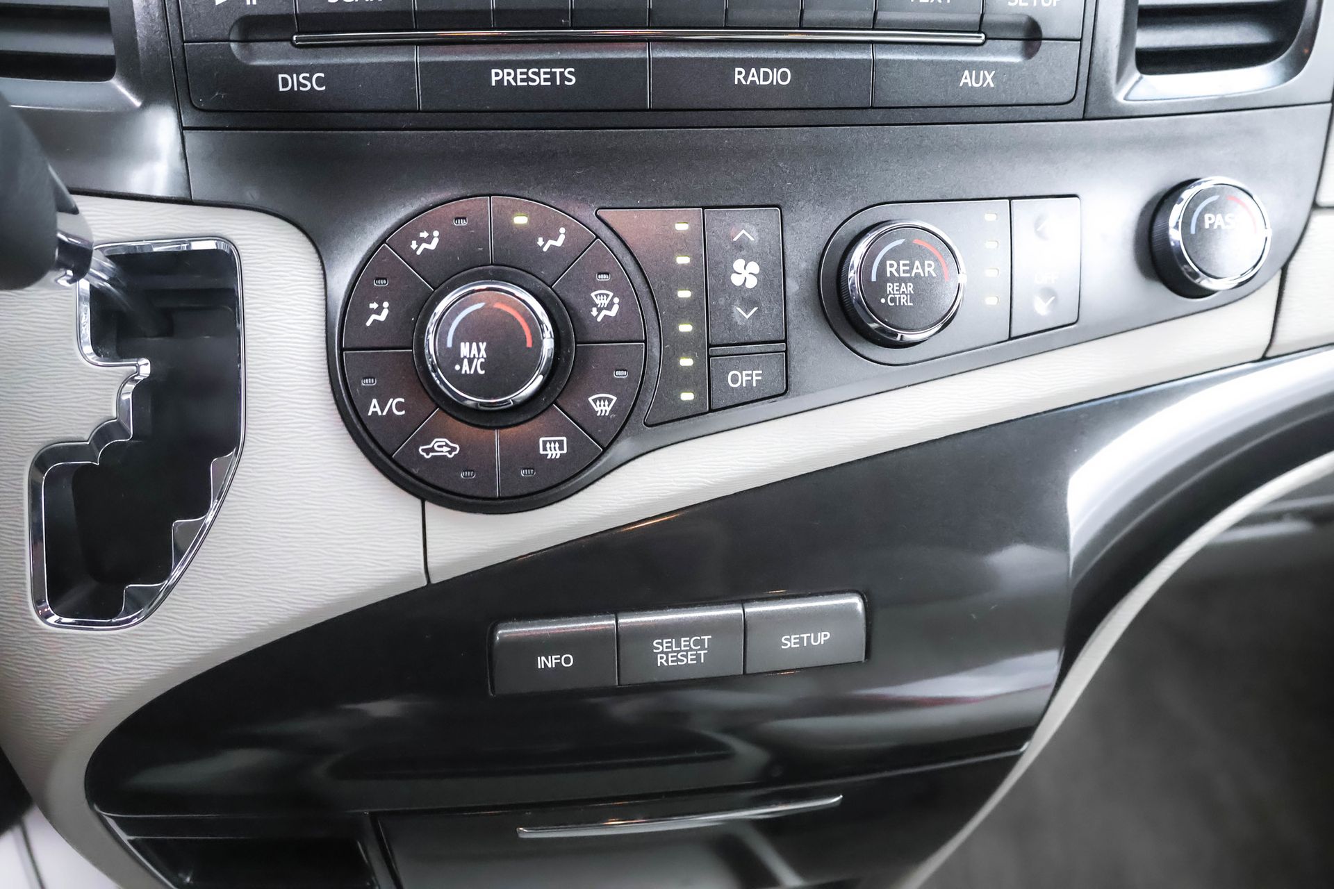 2012 TOYOTA SIENNA - Image 9