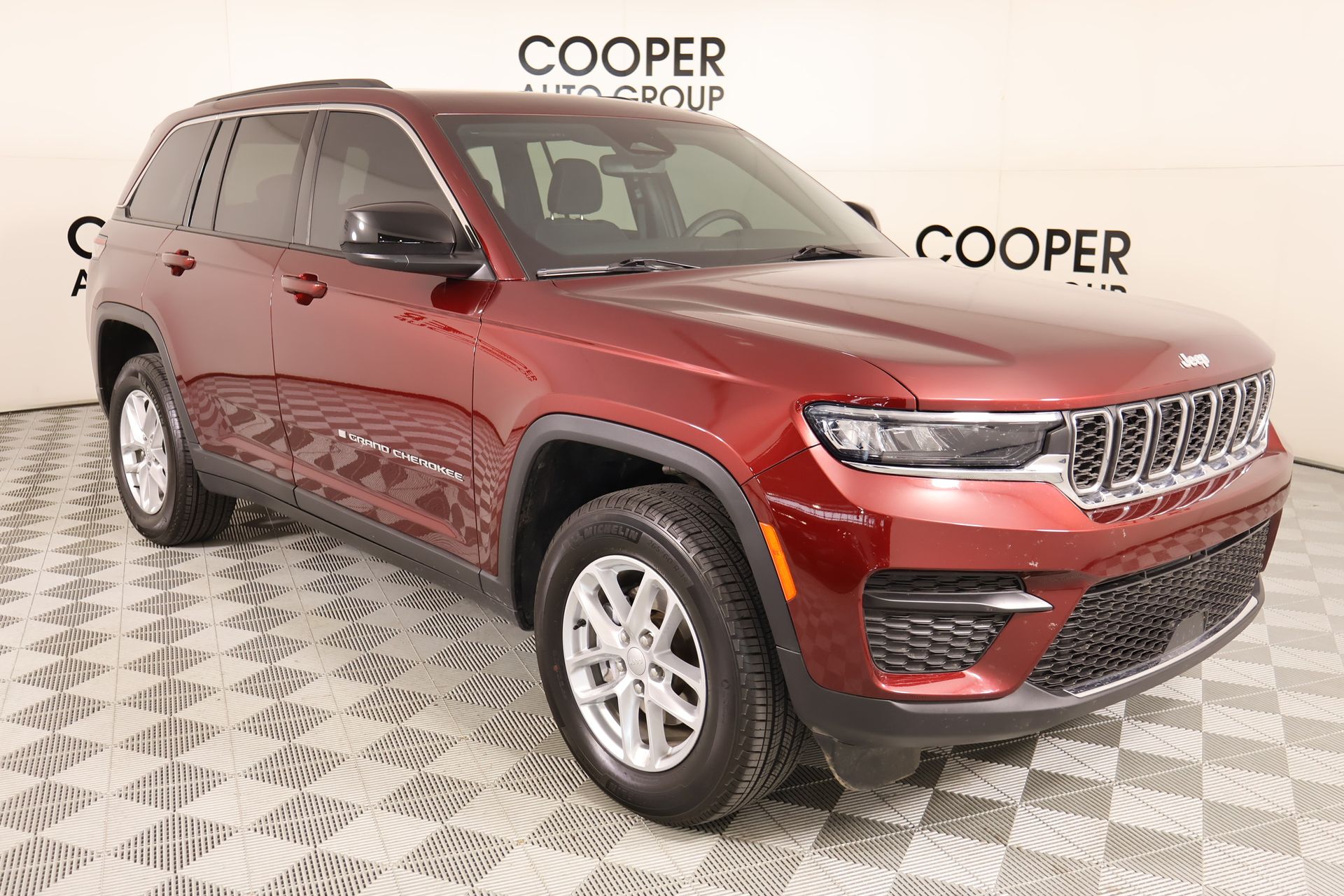 2024 Jeep Grand Cherokee Laredo RWD