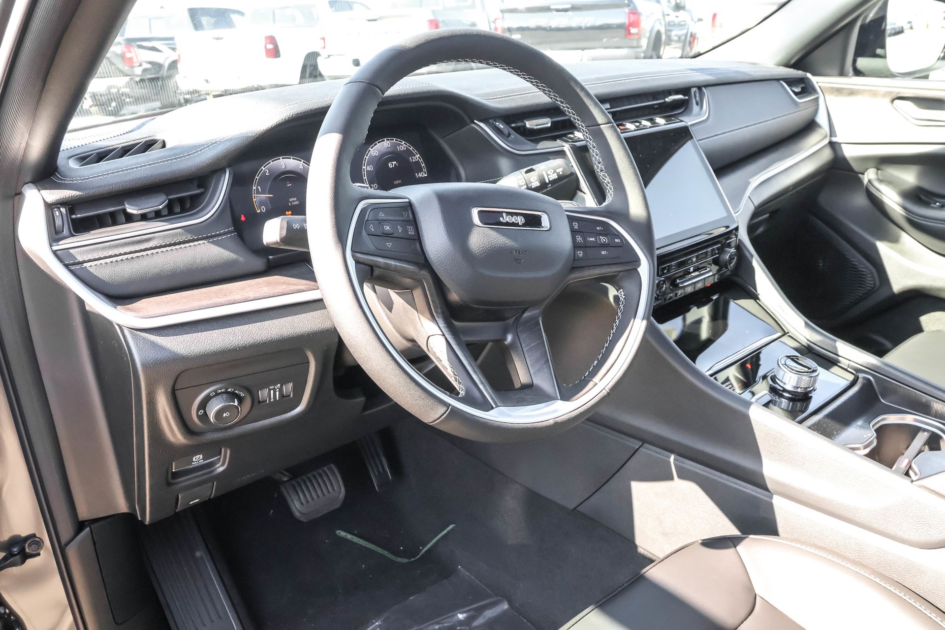 2025 JEEP GRAND CHEROKEE - Image 4