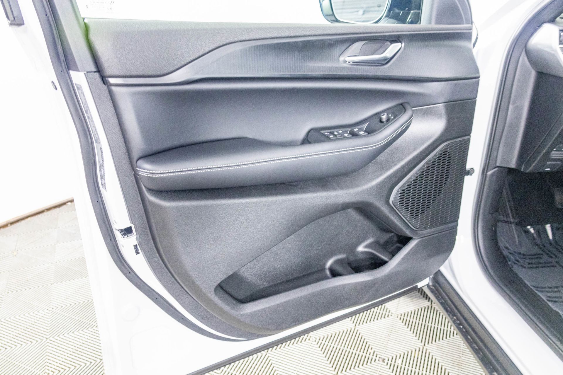 2025 JEEP GRAND CHEROKEE - Image 14